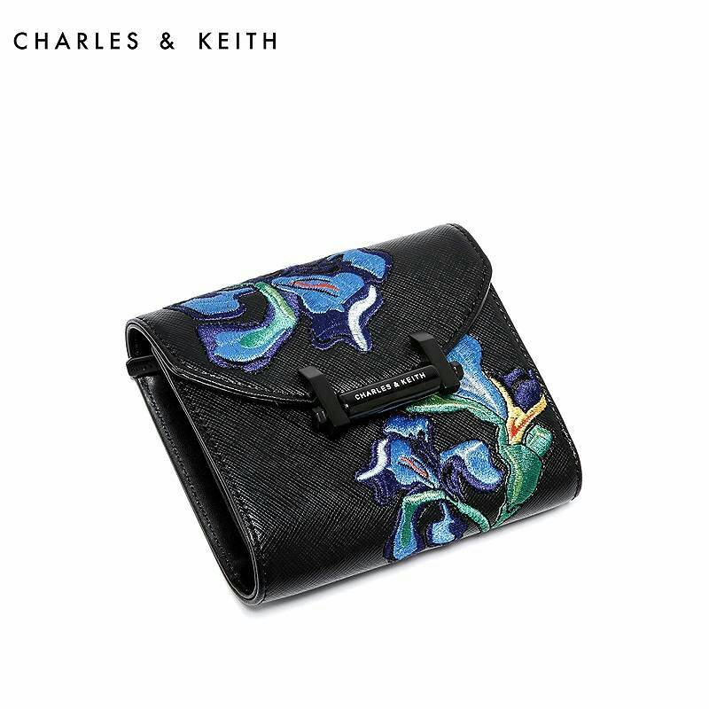 CHARLES &. KEITH Embroidery Short wallet BEST SELLER กระเป๋าสตางค์ใบสั้น 3 แบบพับ งานปัก ด้านหน้าสวยมาก เปิดปิดกระเป๋าแบบแม่เหล็ก ด้านในมี กระเป๋าซิป แยกออกมาใช้งานได้ มีช่องใส่นามบัตร และ ช่องใส่ธนบัตรค่ะ
