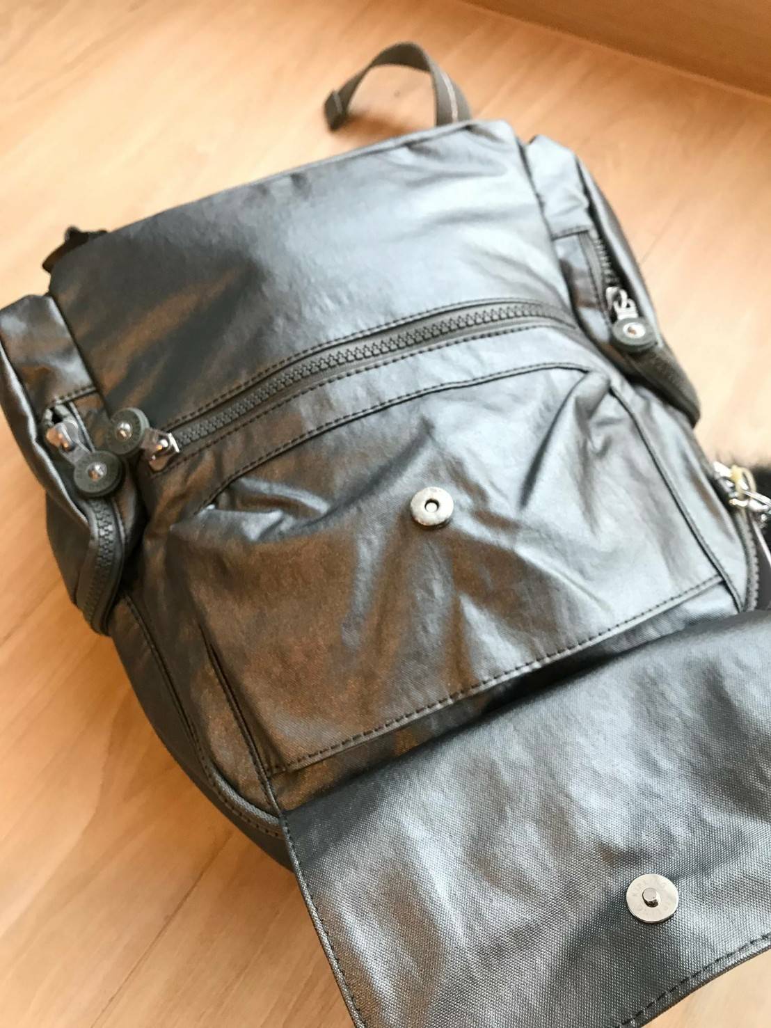 Kipling Matta Small Metallic Backpack กระเป๋าเป้ขนาดกำลังดี วัสดุไนล่อนเคลือบกันน้ำ มีน้ำหนักเบา มีช่องเก็บของหลายช่อง แบ่งเป็นช่องด้านหน้า 2 ช่องและด้านข้างอีก 2 ช่อง ช่องใหญ่ปิดเปิดด้วยซิปคู่ภายในมีช่องซิป ช่องใส่ของจุกจิกและสายห้อยพวงกุญแจ ด้านหน้าประด