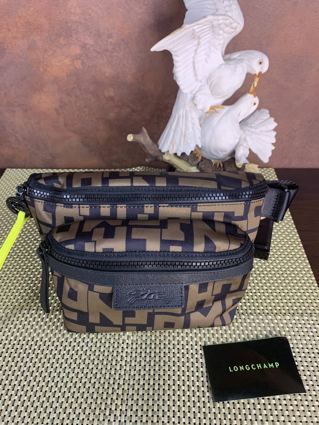 LONGCHAMP LE PLIAGE LGP BELT BAG M เท่ห์อย่างมีสไตล์กระเป๋าทรงคาดอกและคาดเอวดีไซน์แนวสปอร์ต เพิ่มความโดดเด่นทันสมัยด้วยลายซิกเนเจอร์ มีช่องซิปที่ใช้งานง่ายช่วยให้คุณหยิบใช้สิ่งของจำเป็นได้อย่างสะดวกและง่ายดาย และผสานสายรัดแบบปรับได้เข้ากับหัวเข็มขัดตัวล็อ