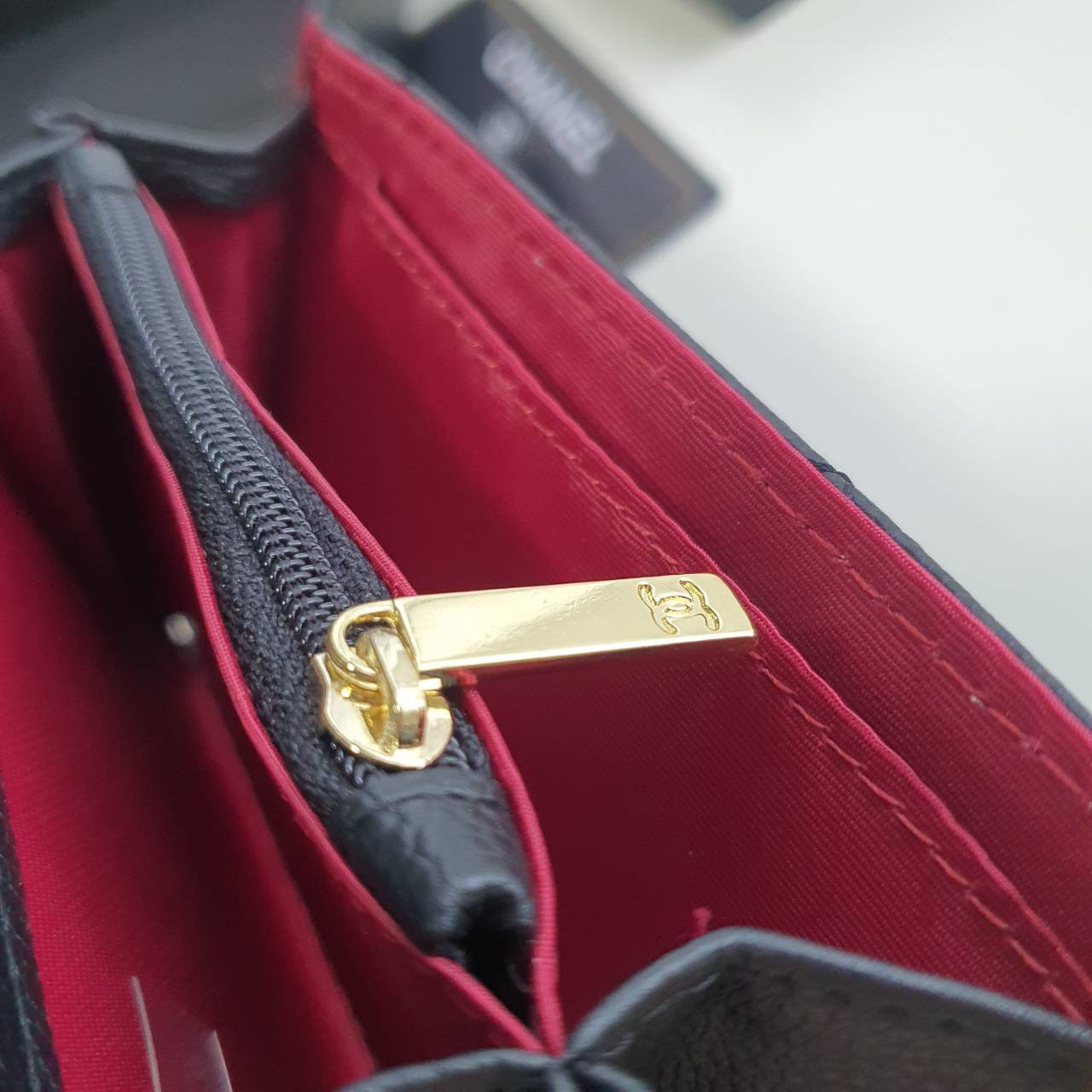 CHANEL SMALL WALLET พร้อมส่งรุ่นใหม่ ♡♡ กับ กระเป๋าสตางค์แบบพับใบสั้น งานพรีเมี่ยมกิ้ฟท์จากเค้าเตอร์ต่างประเทศ หนังสัมผัสลายด้าน จากแบรนด์ CHANEL (GWP) ด้านหน้ามีโลโก้แบรนด์ CC **อะไหล่สีทองหรู เปิดปิดด้วยกระดุมแม่เหล็ก ด้านในแบ่งช่องได้ถึง 