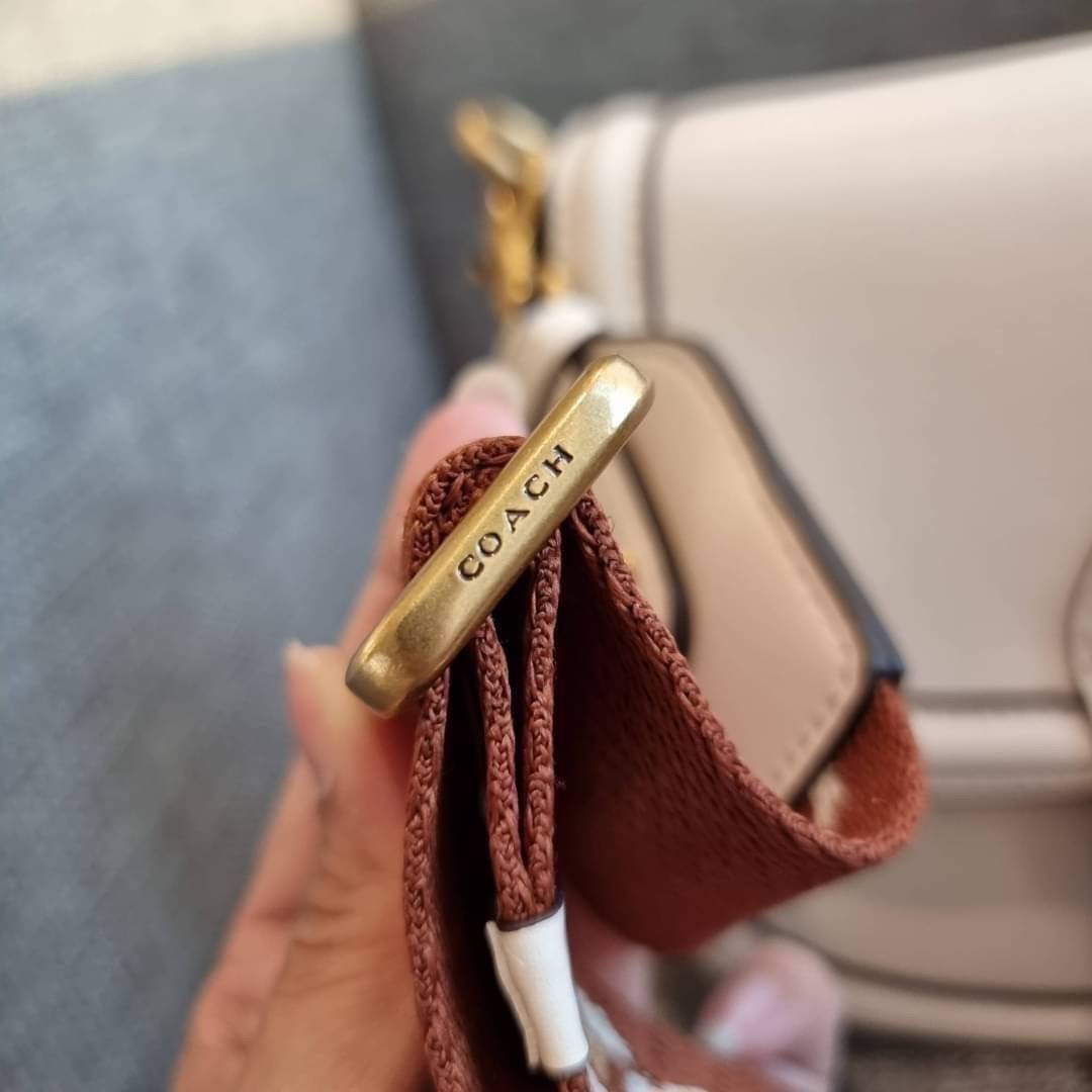 COACH C0749 BEAT SADDLE BAG The best item! ที่สาวๆรอคอย! ฮอตไฟลุก! สีหายาก ละมุนคุณหนู คอลเลคชั่นใหม่ ดีไซน์หรูหรา พิเศษมากๆมาพร้อมสายสะพาย 2 เส้น ใช้คู่กันหรือแยกสะพายก็สวยครบสูตร กระเป๋าสะพายทรง saddle คลาสสิค วัสดุหนัง glove-tanned ทนทาน เปิด-ปิดด้วยกร