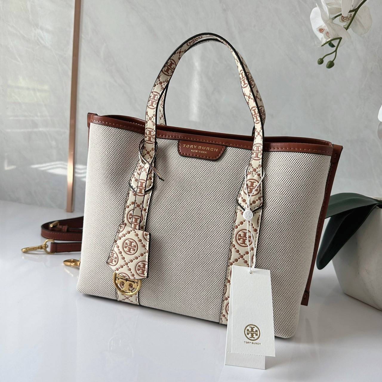 TORY BURCH small Perry canvas tote bag กระเป๋าคล้องแขนและสะพายไหล่ทรงโท้ท คอลเลคชั่นใหม่ล่าสุด สวยหรูลุคคุณนาย