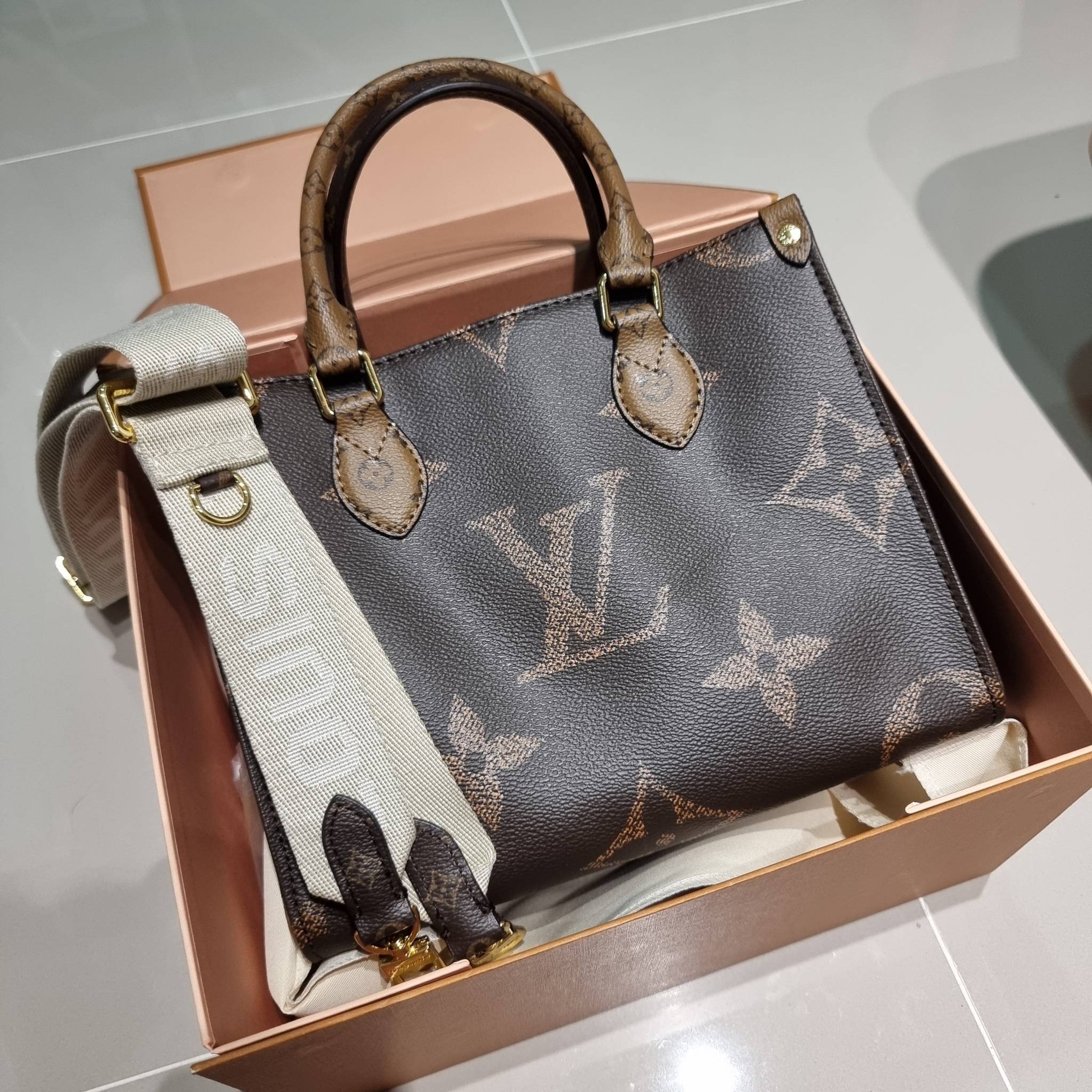 LV Onthego Small Bag กระเป๋าทรงโท้ทดีไซน์ใหม่ พร้อมสายสะพายสปอร์ตและใบลูก LV small tote with strap โทนสีคลาสสิคใช้งานง่าย ตอบโจทย์ได้ทุกลุค ทุกสไตล์