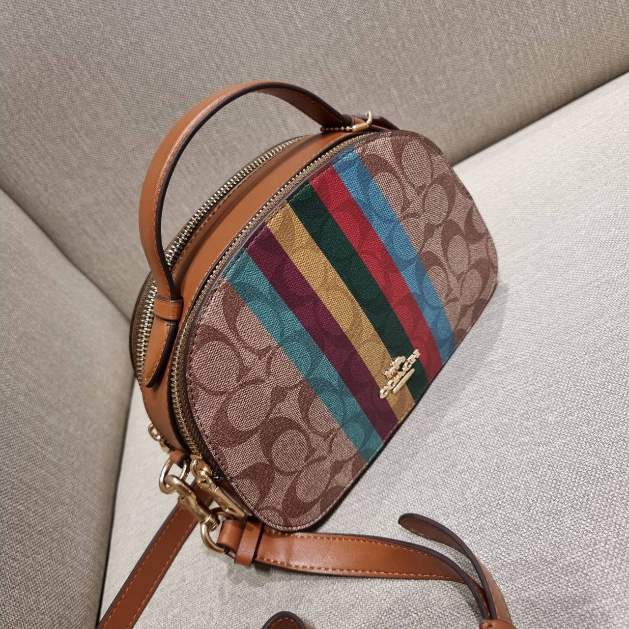 COACH C5642 SERENA SATCHEL IN SIGNATURE CANVAS WITH STRIPE ดีไซน์ stripe ที่แสนจะโดดเด่น กับคอลเลคชั่นยอดฮิต ที่ sold out ไปแล้วในหลายประเทศ!! กระเป๋าสะพายข้างทรงสวย ลุคผู้ดี วัสดุหนังแคนวาสสลับหนังแท้ เปิด-ปิดด้วยซิป 2 ช่องหลัก ภายในเป็นช่องโล่ง เก็บของไ