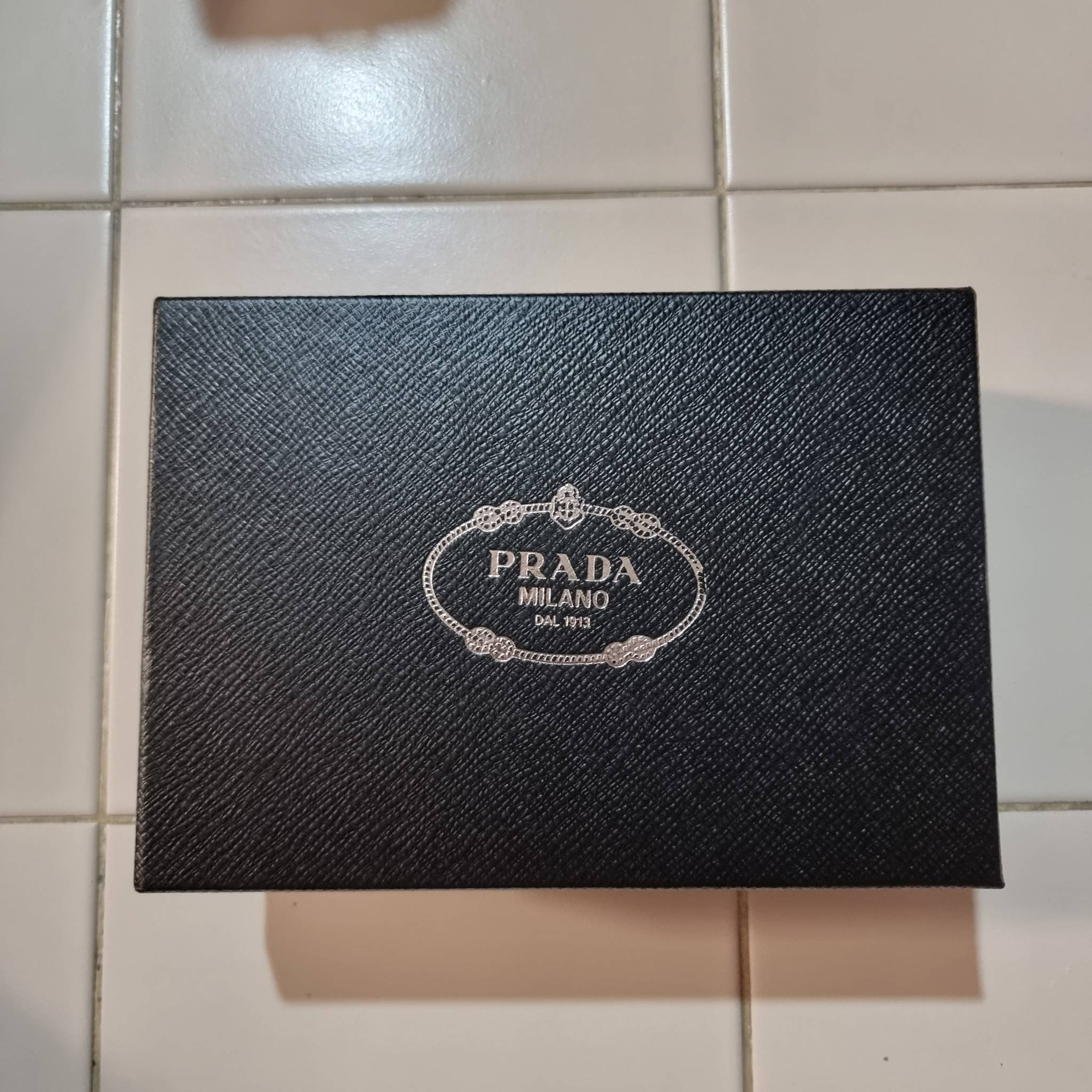 VIP 🥂 PRADA RAFFIA AND LEATHER SHOULDER BAG ลายสานกำลังฮิต! ปังไม่ไหว! ด้วยดีไซน์ล้ำทันสมัย ตกแต่งหนังแท้ผสานกับวัสดุจากธรรมชาติ ออกมาเป็นลายสานที่สวยหรู กับกระเป๋าสะพาย ไซส์กำลังน่ารัก ใส่โทรศัพท์ได้ พกพาง่าย เปิด-ปิดด้วยกระดุมแม่เหล็ก ภายในเป็นช