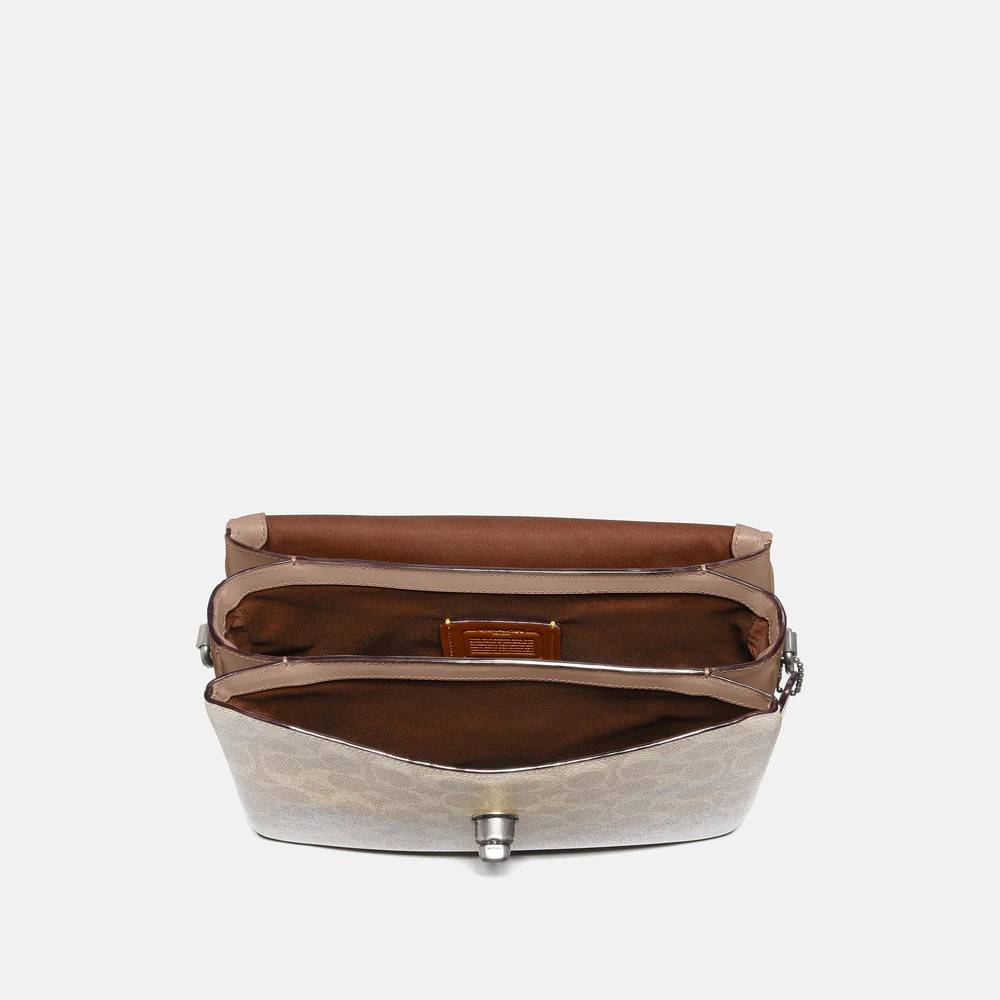 COACH 68349 CASSIE CROSSBODY IN SIGNATURE CANVAS เรียบหรู ดูดี ก็ต้องไอเท็มนี้ไม่อยากให้พลาด!! พาสเทลละมุนมากๆ สะพายแล้วดูแพงมากๆ สวยเลิศ กระเป๋าถือ/สะพายข้าง วัสดุหนังแคนวาสสลับหนังแท้ เปิด-ปิดด้วยตัวบิดล็อคแน่นหนา ภายในแบ่งสัดส่วนอย่างดี ใส่ของได้ครบสบา