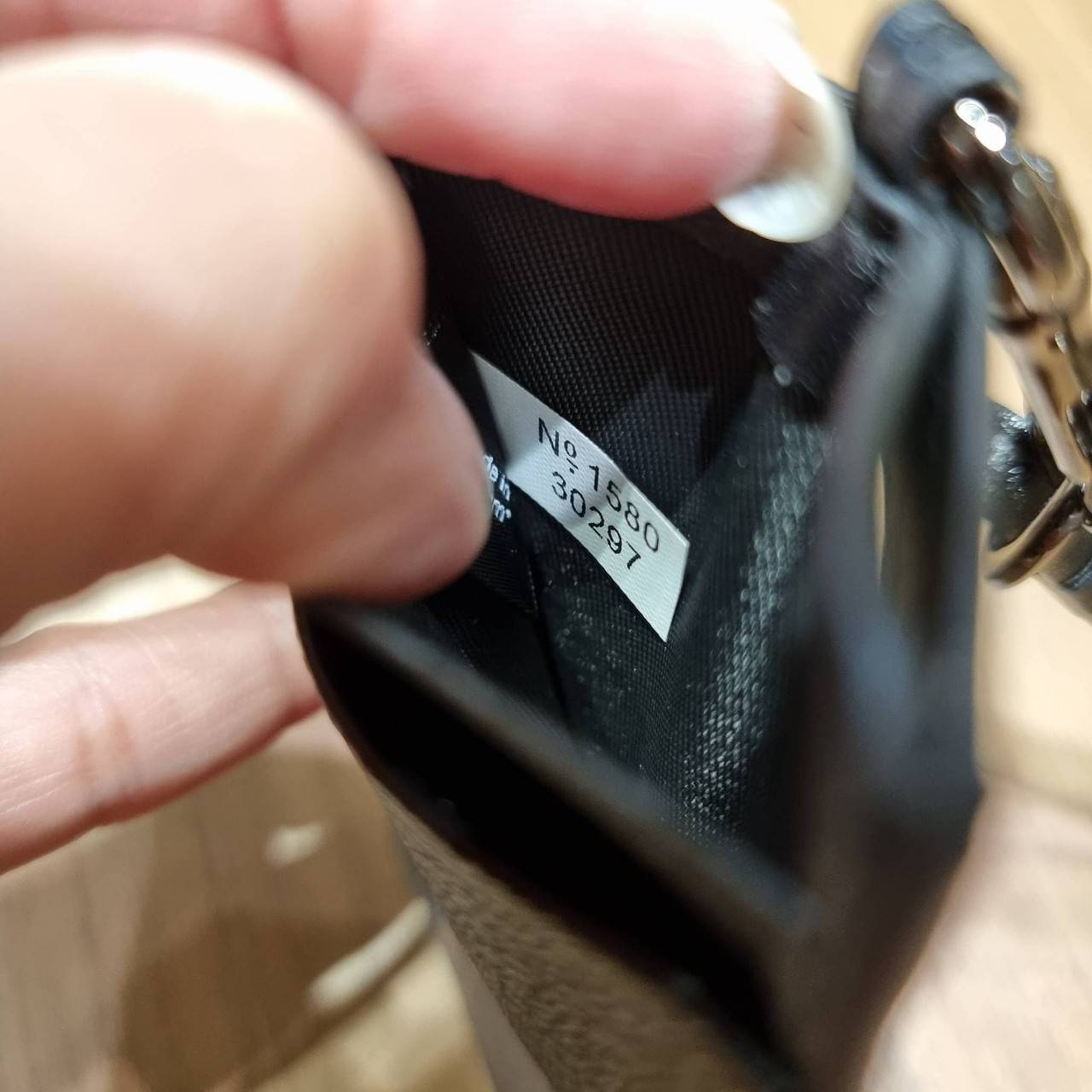 COACH C3305 ID LANYARD IN COLORBLOCK SIGNATURE CANVAS ง่ายๆแบบไม่ธรรมดา!! คลาสสิคแต่มีดีเทลโดดเด่น!! กระเป๋าถนอมบัตร พร้อมสายคล้องคอ ดีไซน์ลวดลายสวย ดูดีทุกแบบ ใช้งานง่าย พกพาสะดวก จะใส่บัตรพนักงาน บัตรเครดิต บัตรปชช. ใบขับขี่ และบัตรอื่นๆที่อยากจะใส่!! ต