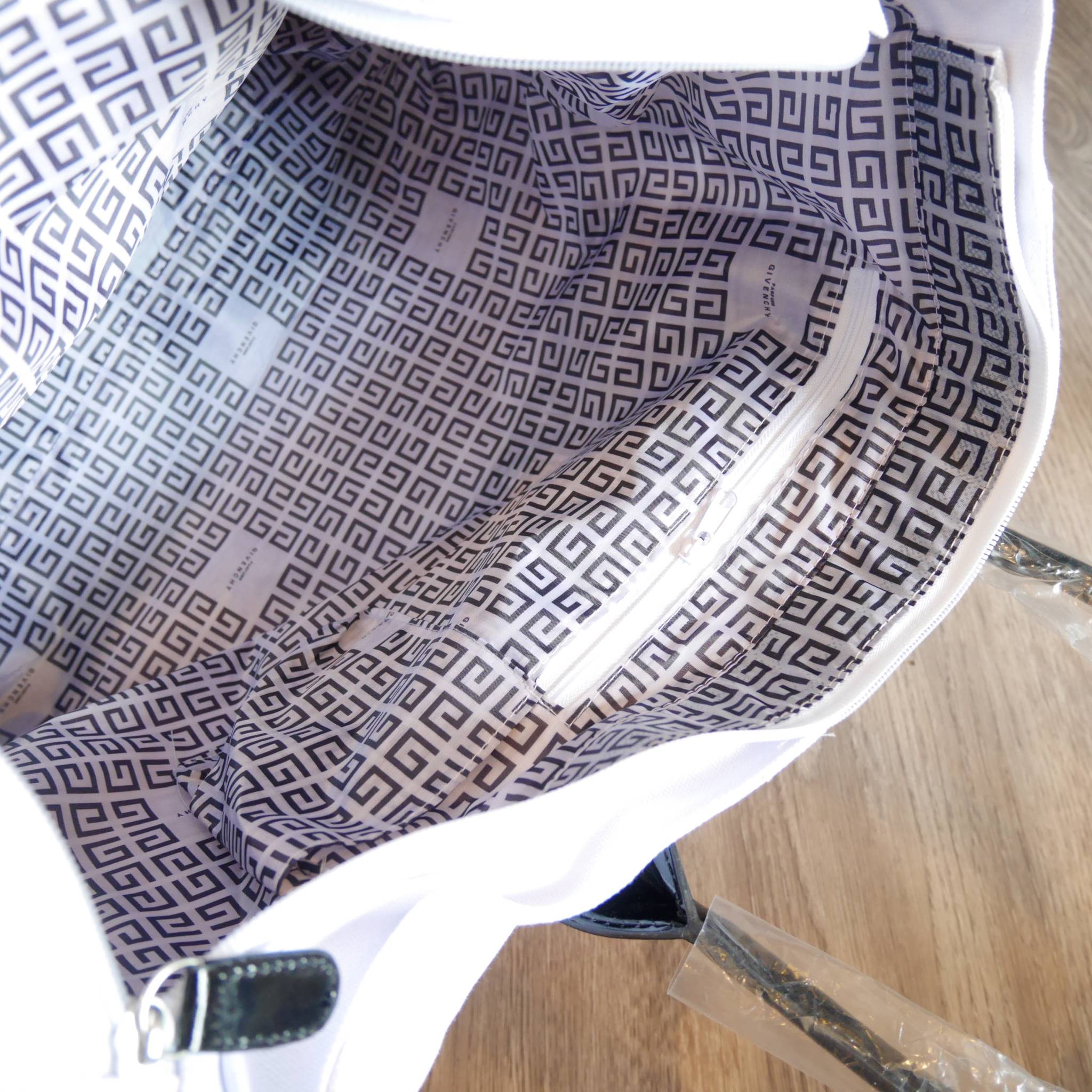 Givenchy canvas tote Perfume bag แท้ 100% จากเคสเตอร์น้ำหอม GIVENCHY ตัวกระเป๋าทำด้วยผ้า ด้านในบุผ้าลื่น สกรีนโลโก้เต็มใบ หูหนังแก้วจับสบายมือ จุของได้เยอะ ใส่ Mac book / A4 ได้สบายคะ จะะพายไปเรียนหรือแมชต์กับกางเกงขาสั้นชิลๆ ใบนี้แนะนำคะ!