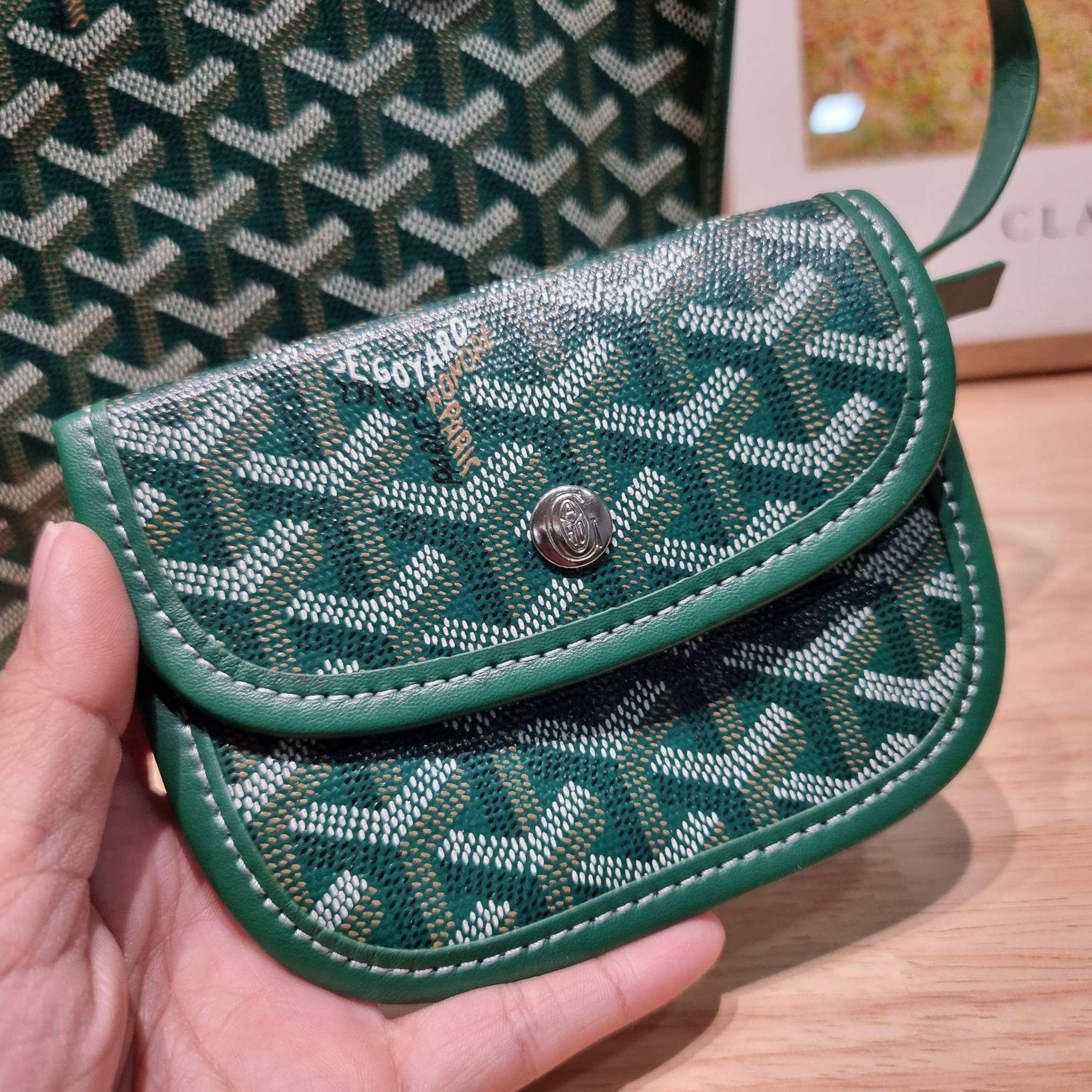 GOYARD MINI ANJOU REVERSIBLE TOTE ฮอตไอเท็ม กับกระเป๋าสะพายทรงโท้ท ไซส์มินิ กะทัดรัดมาก มาครบสีขายดี เลิศทุกสี รูปทรงคลาสสิค ดีไซน์เป็นเอกลักษณ์ ใช้งานได้หลากหลาย สามารถกลับด้านใช้ได้แบบไม่มีเบื่อ