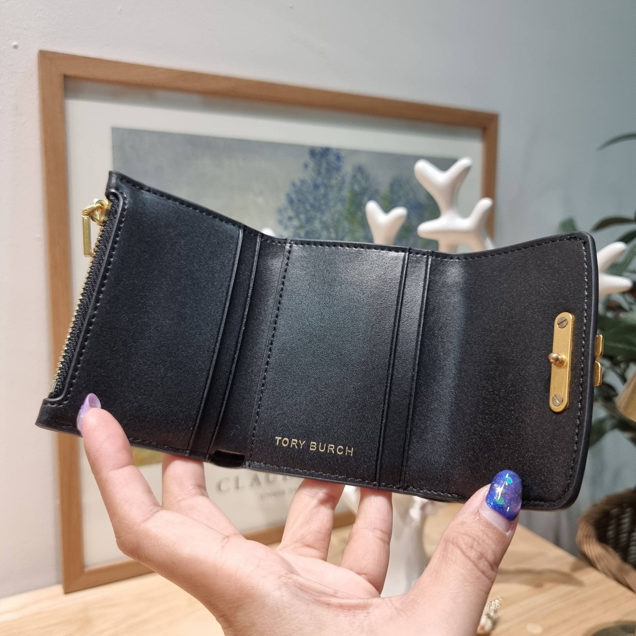 Tory wallet bag / TORY BURCH ELEANOR COMPACT WALLET กระเป๋าสตางค์ใบสั้นรุ่นขายดี แบบพับ ตัวมัมตัวแม่มากๆ ดูหรูหราทุกสี ดีไซน์คลาสสิค ขนาดกำลังพอเหมาะ โดดเด่นด้วยโลโก้สีทองดูแพง