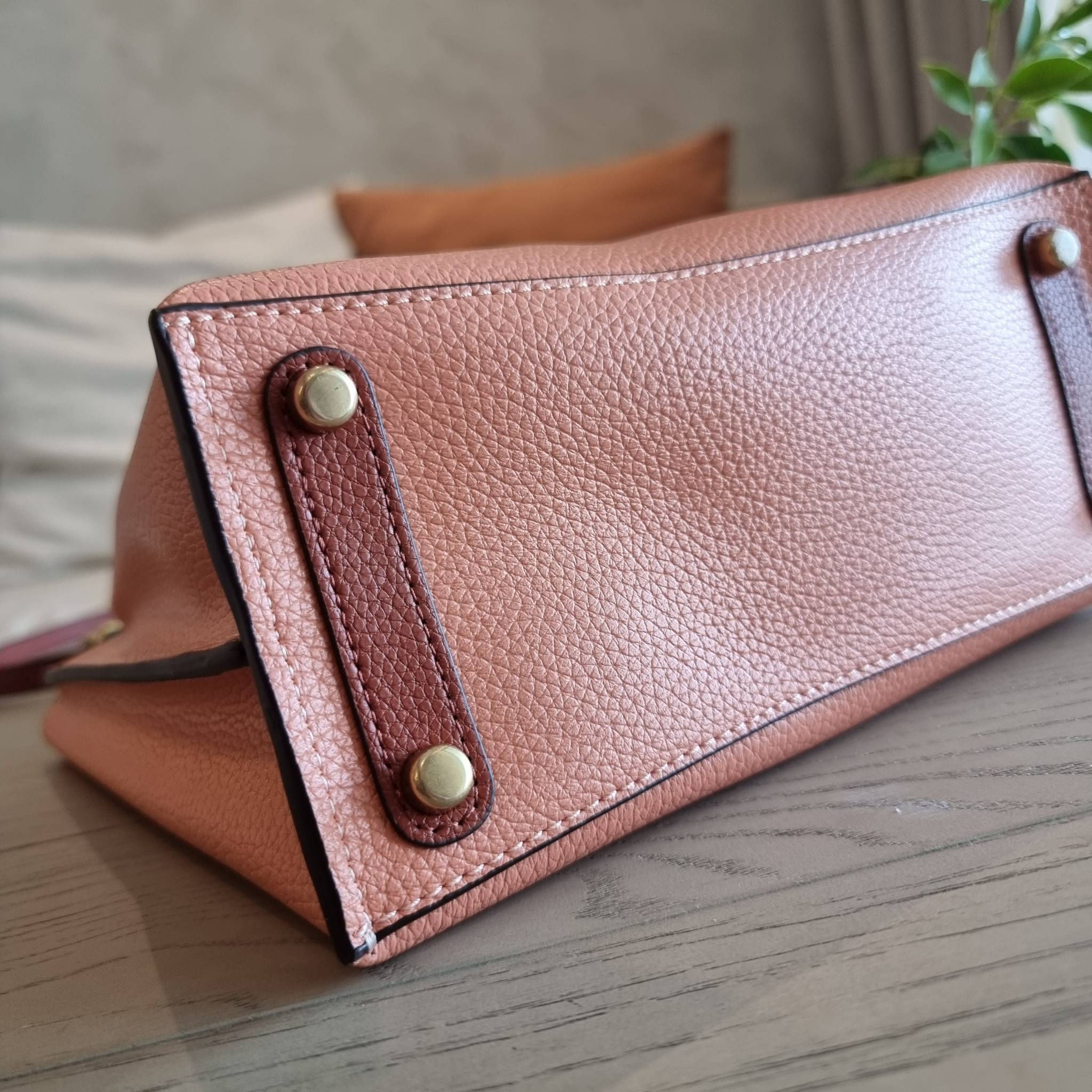 COACH C8561 C8869 WILLOW TOTE 24 IN COLOR BLOCK น้องสาวลุคลูกคุณมาแล้วจ้า กระเป๋าถือ/สะพาย ดีไซน์คัลเลอร์บล็อค ลงตัว เรียบหรู ใบจริงคือผู้ดี๊ผู้ดี ใช่ได้ทุกๆโอกาส วัสดุหนัง pepble อยู่ทรง เปิดปิดด้วยตัวบิดล็อค และอีกฝั่งเป็นกระดุมแม่เหล็ก ภายในโล่งกว้าง ใ