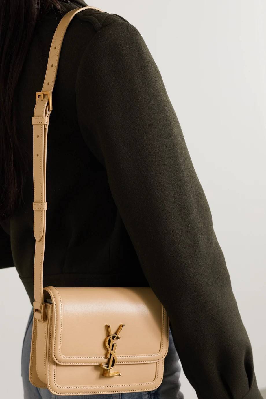 YSL SOLFERINO SATCHEL LEATHER / Yves Saint laurent crossbody bag กระเป๋าสะพายข้าง โลโก้โดดเด่น ดีเทลดูแพงด้วยตัวล็อค ใช้งานง่าย แน่นหนา วัสดุหนังแท้เต็มใบ ภายในเป็นช่องโล่ง ใส่ของสำคัญได้เลยสบายๆ สายสะพายครอส ปรับใช้ได้ตามตัว ใบจริงสวยคม ราคาสุดคุ้มพร้อม 