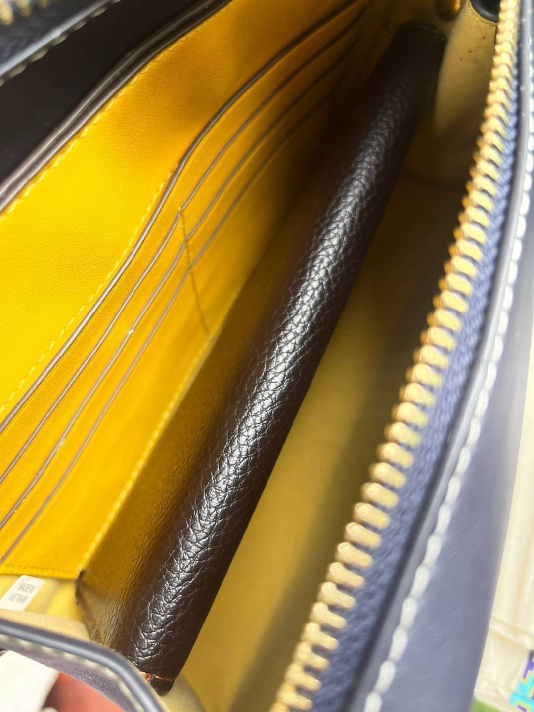 Tory burch t monogram jacquard mini pouchette ปังไม่หยุดกับลวดลาย T Monogram ที่มารังสรรค์ลงบนไอเท็มต่างๆ ในคอลเล็กชั่นต่างๆ สำหรับในรุ่นนี้มาในทรง mini pouchette ที่ได้ดีไซน์น่ารักๆแบบลุคช์ไฮโซ ที่สามารถปรับสายสั้นยาวได้ด้วยกระดุมสแน็ป ต่างออกไปกับคอลเลค