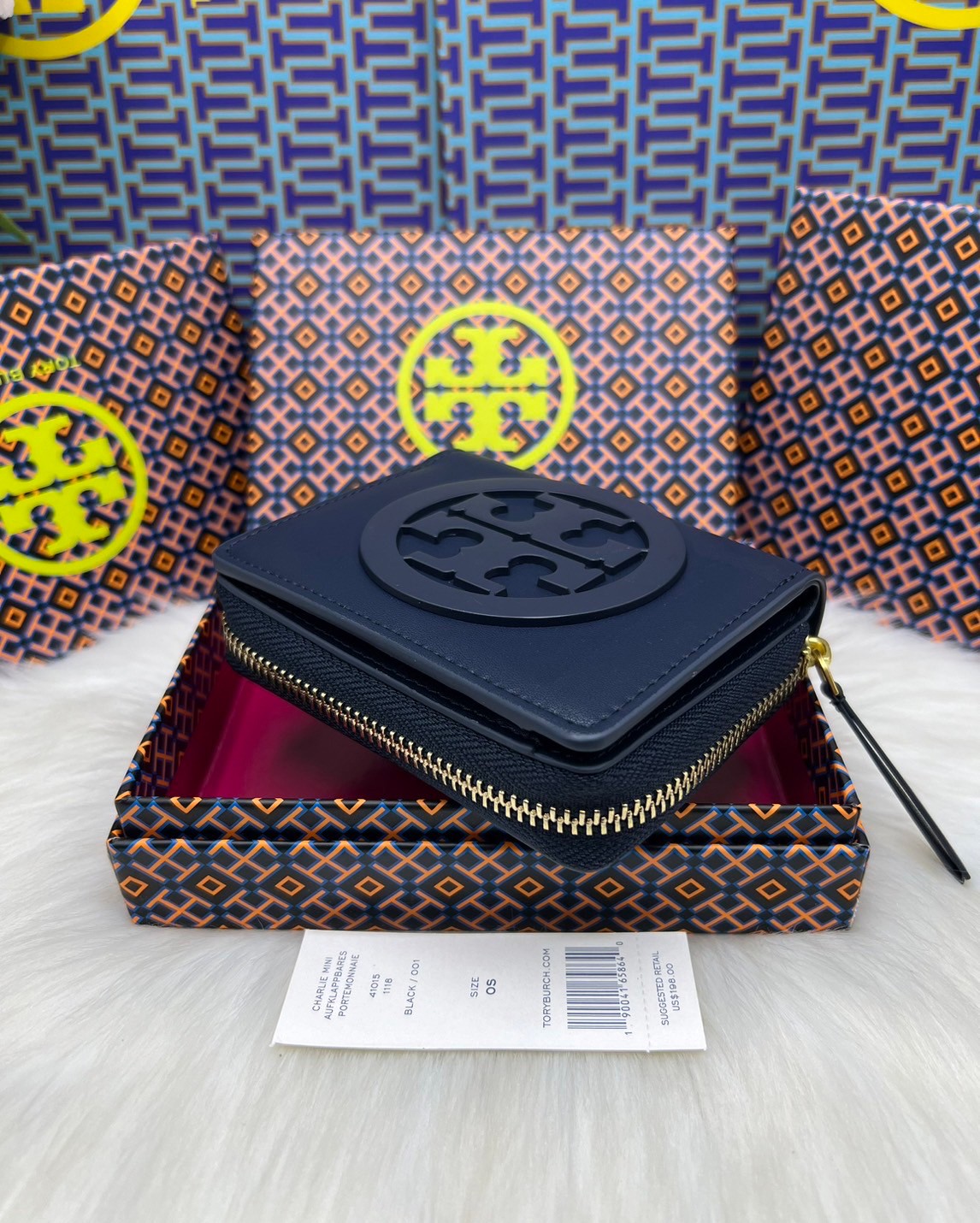 Tory Burch Charlie Mini Bi-fold Leather Wallet / Tory Wallet พร้อมส่ง กระเป๋าสตางค์ใบสั้น รุ่นใหม่ขายดี หรูหราทุกสี ดีไซน์คลาสสิค ขนาดกำลังพอเหมาะ โดดเด่นด้วยโลโก้