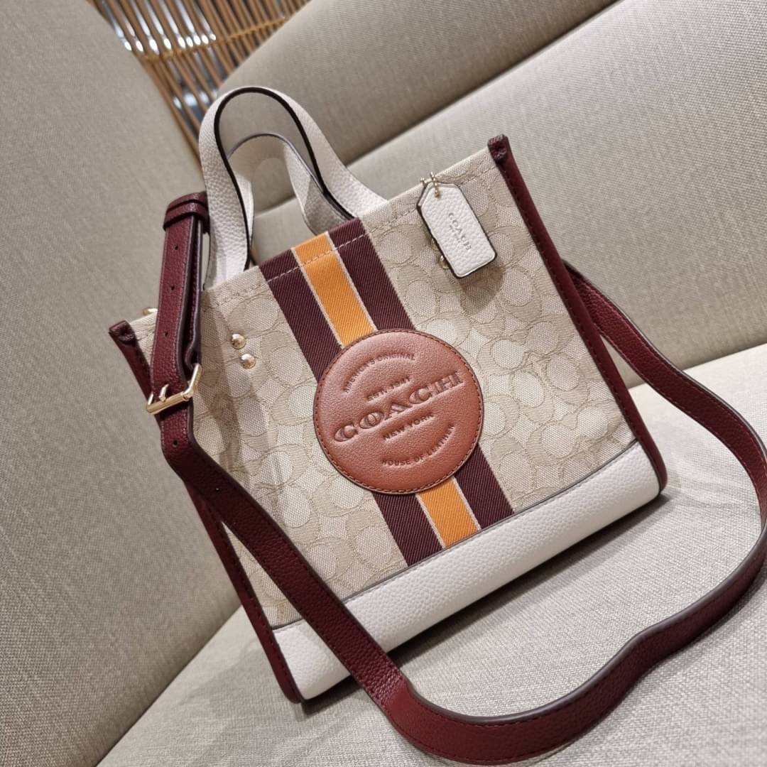 COACH C7083 DEMPSEY TOTE 22 IN SIGNATURE JACQUARD WITH STRIPE AND COACH PATCH คอลเลคชั่นใหม่ สีที่สาวๆรอคอย สวยคม ละมุนและมีความหรูในตัว กับกระเป๋าทรงโท้ท ไซส์กำลังสวย น่ารักน่าใช้ ฟังก์ชั่นการใช้งานสะดวกที่สุด มีทั้งสายคล้องในตัว และสายครอสบอดี้ วัสดุผ้า