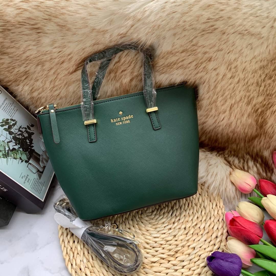 ของแท้ 💯% Kate Spade New York Cross Body Bag กระเป๋าถือหรือสะพาย หนัง Saffiano ภายในมีช่องซิปและช่องเล็ก มีหมุดรองฐานกันรอย 4 มุม อะไหล่ทองทั้งใบ ขนาดกำลังดี ใส่กระเป๋าสตางค์ยาวได้ค่ะ