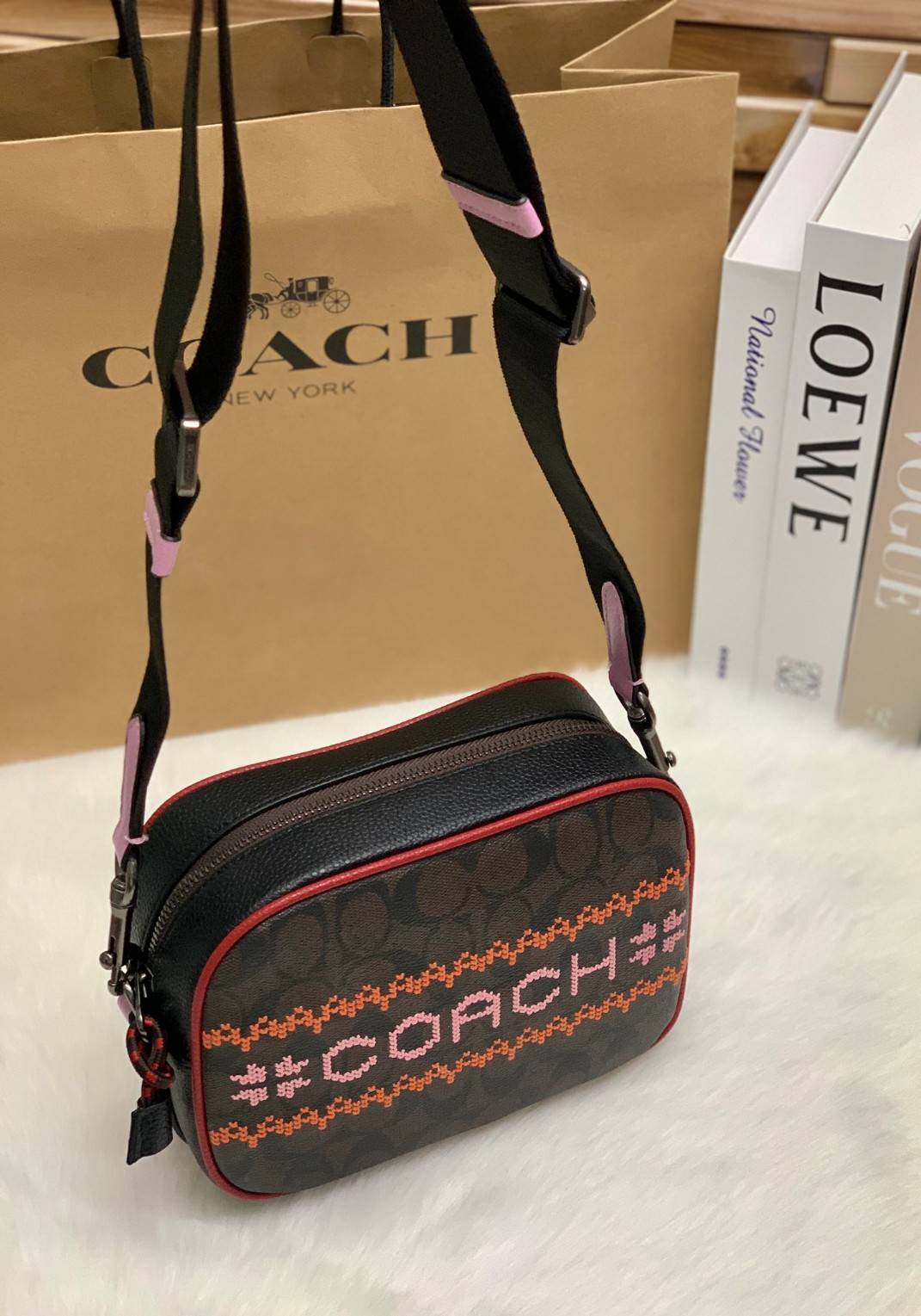COACH DEMPSEY CAMERA BAG IN SIGNATURE ((C1541)) กระเป๋าทรงกล้องขนาดกระทัดรัด หนังแท้สวยงาม น่าใช้ค่ะ ด้านหน้าเป็นงานปักโลโก้+ลายกัวใจต่อๆกัน ได้สวยงาม เปิดปิดกระเป๋าแบบซิป ภายในสามารถใส่กระเป๋าเงินใบกลางได้;มือถือได้ทุกรุ่น;ของจุกจิกอื่นๆได้พอประมานเลยนะค