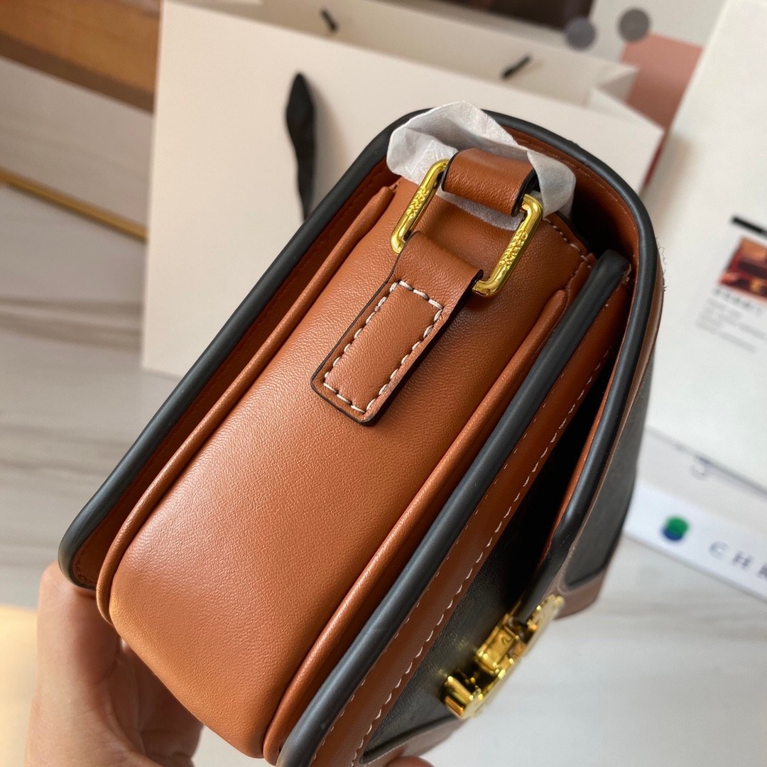 พร้อมส่งรุ่นขายดี!! CELINE CROSSBODY VIP GIFT WITH PURCHASE GWP กระเป๋าพรีเมี่ยมกิ๊ฟ Limited จาก PARFUME DUTYFREE COUNTER สวยอยู่ทรงเปิดปิดด้วยตัวล้อคด้านหน้า ภายในมีช่องใส่ของหลัก พร้อมช่องซิป ใส่กระเป๋าสตางค์กลาง + มือถือได้ ทรงนี้กำลังมาแรงมาก แมชต์ลุค