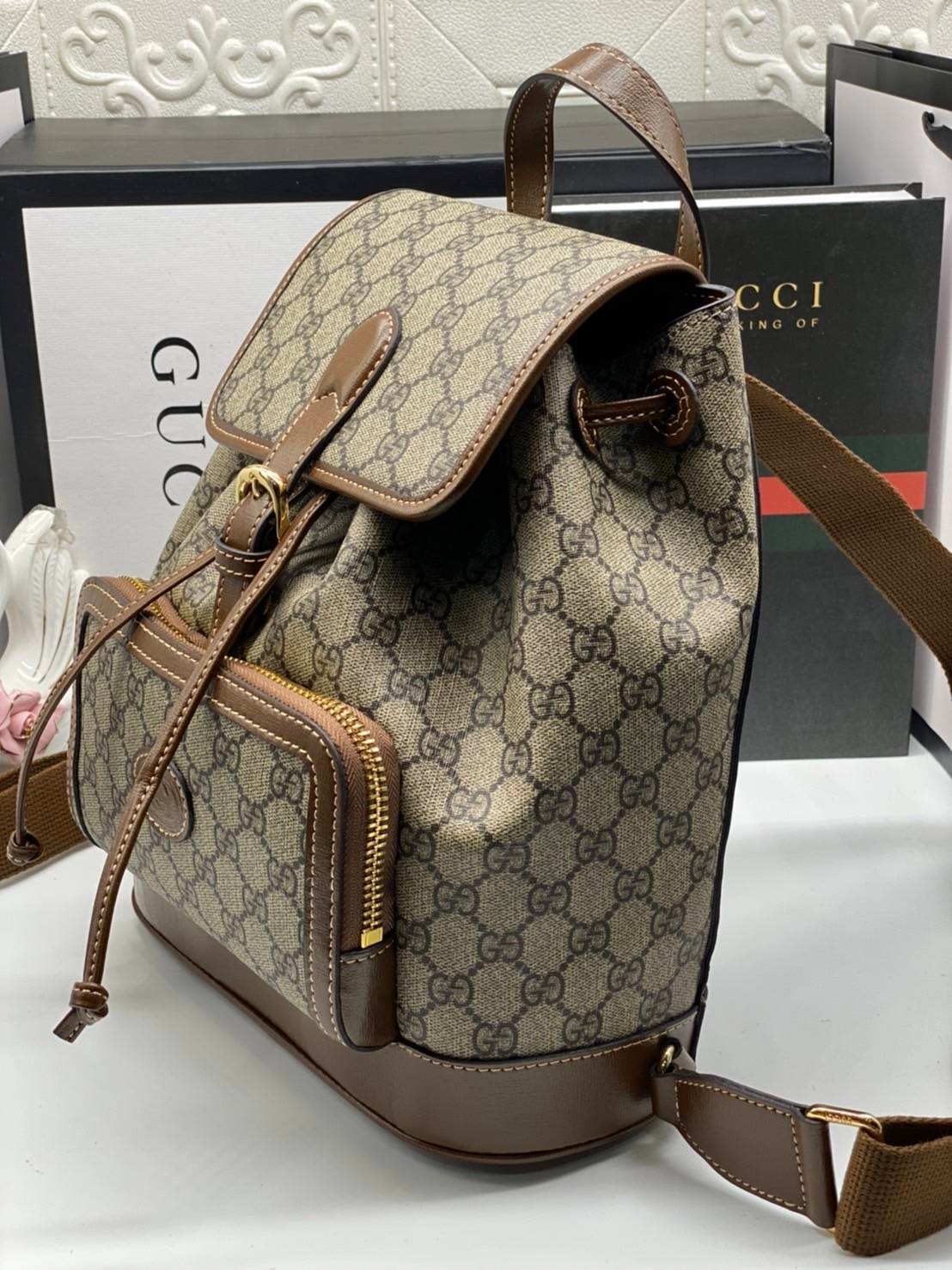 VIP 】หนังแท้ Gucci GG Supreme canvas backpack น้องน่ารักอดใจยังไงไหว!! กระเป๋าเป้สะพาย ไซส์กำลังดี รูปทรงสวยลงตัว วัสดุหนังแคนวาส ด้านหน้ามีช่องซิปปิด มีฝาปิดกันของหล่น ภายในเป็นช่องโล่ง ใส่ของสำคัญๆได้ พกแบบคิ้วท์ๆ ชิคๆ สายสะพายยังสามารถปรับตามตัวได้อีก 