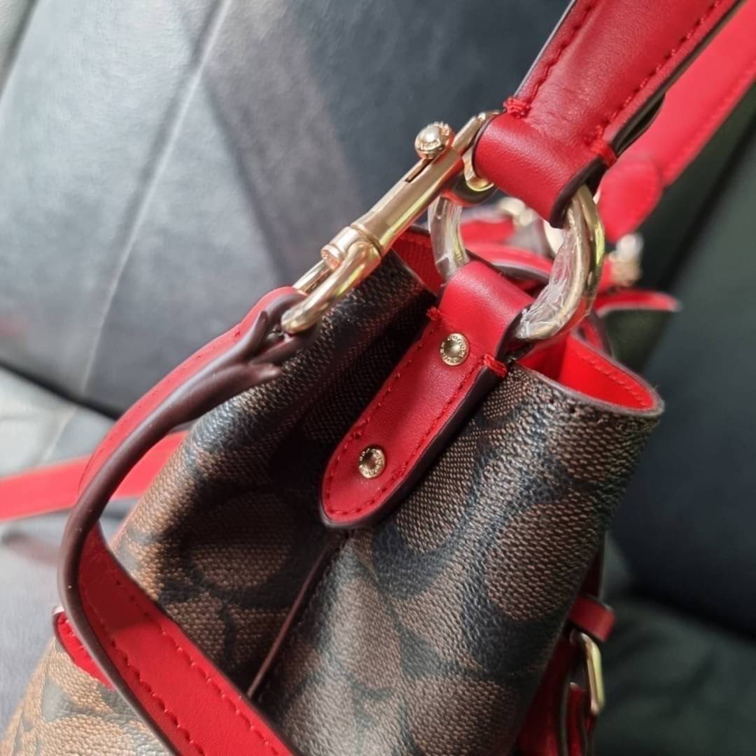 COACH 2312 SMALL TOWN BUCKET BAG IN SIGNATURE CANVAS รุ่นยอดนิยมใบเล็กมาครบสีแล้วจ้า กระเป๋าทรงบัคเก็ต สีผู้ดี๊ผู้ดี ตัวกระเป๋าดีไซน์คลาสสิคลายซี ดูโดดเด่น วัสดุหนังแคนวาสเคลือบลาย สวยคมทุกมุมจริงๆ!! เปิด-ปิดด้วยกระดุมแม่เหล็กทั้ง 2 ฝั่ง ภายในเป็นช่องโล่ง