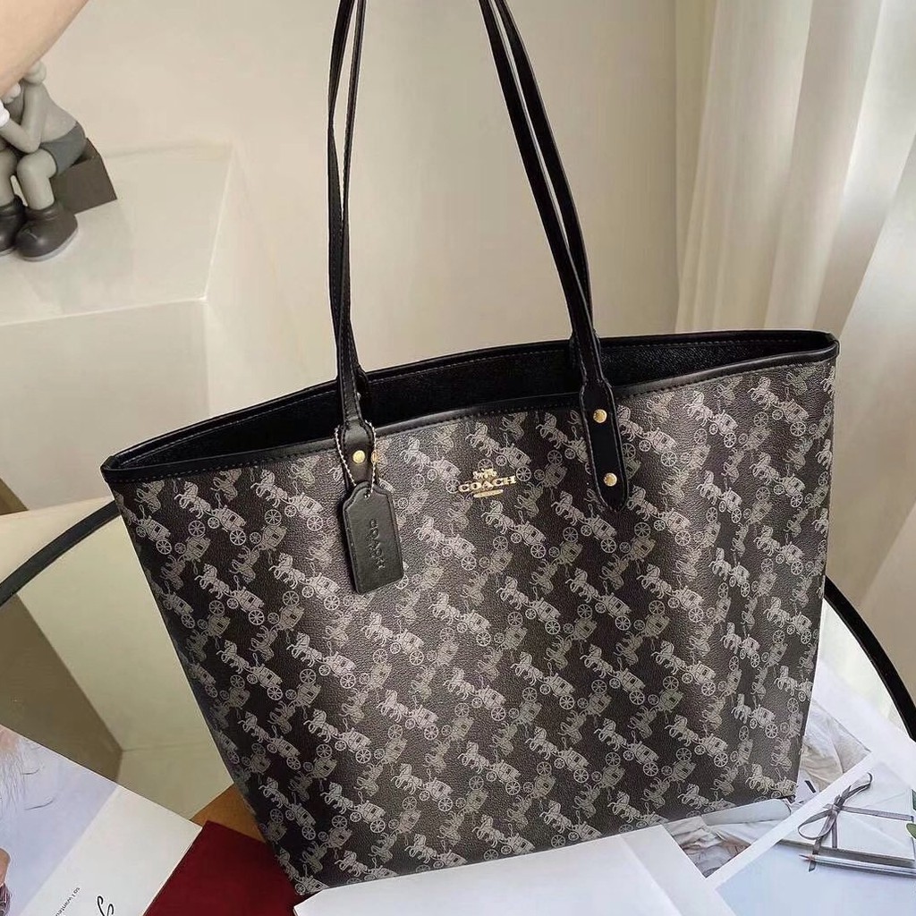 COACH 91107 REVERSIBLE CITY TOTE WITH HORSE AND CARRIAGE PRINT ใช้ได้ 2 ด้าน 🔺ทรง Tote รุ่นแนะนำค่ะ!! วัสดุ pvc อย่างดี นิ่มยวบตัวสวย ลายรถม้าทั้งใบค่ะ (ในไทยหายากค่ะลายนี้) 📌สามารถใช้ได้ทั้งด้านในและด้านนอกนะคะ สวยทั้ง2ด้านเลยทีเดียว เป็น