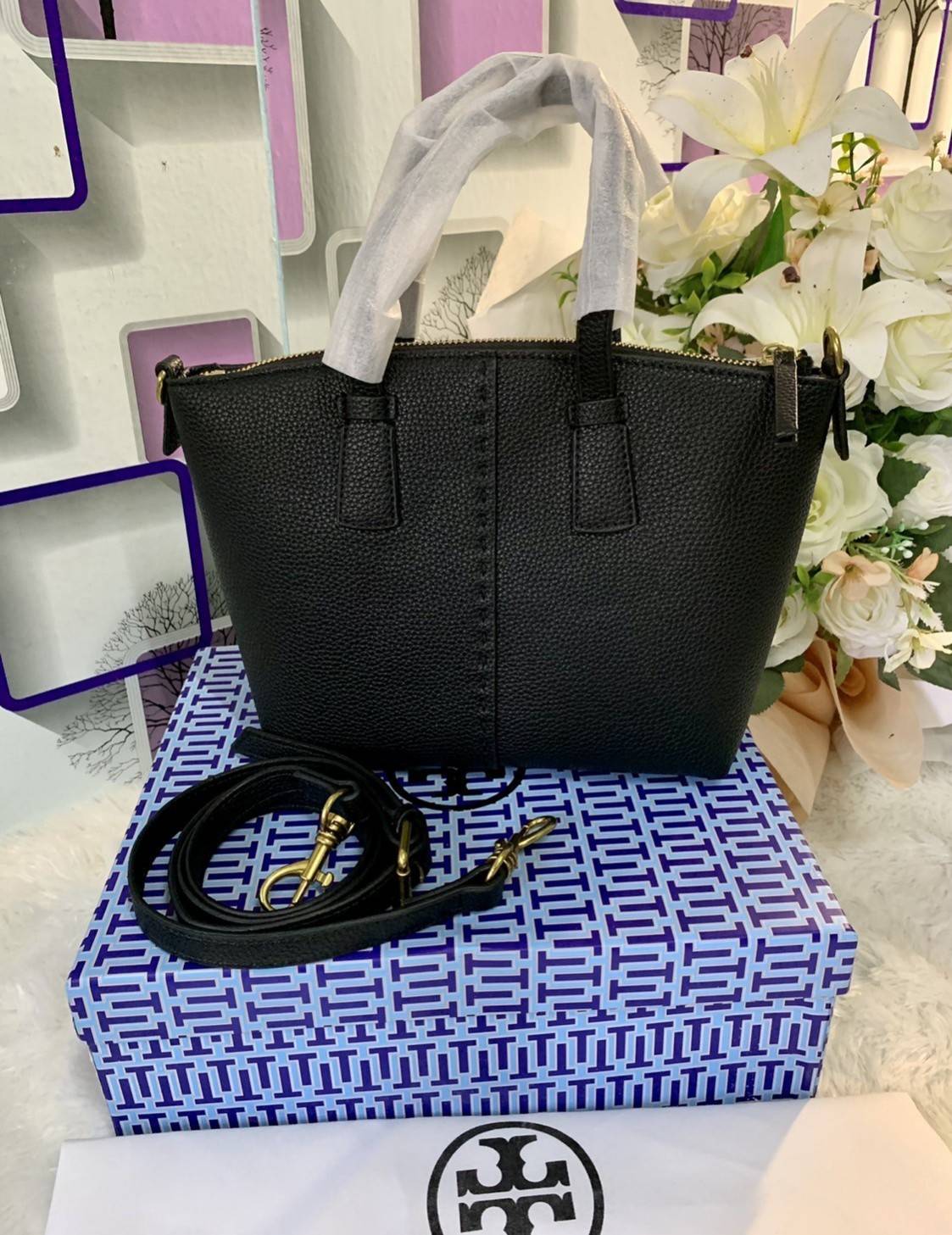 Tory Burch McGraw Mini Top Zip Satchel กระเป๋าสะพายทรงสวย ขนาดกำลังดี หูจับถนัดมือ วัสดุหนังแกะสังเคราะห์หนังสวยเงาขึ้นรูป ประดับโลโก้แบรนด์ด้วยหนังที่ด้านหน้า จะสะพายข้างหรือcrossbody ได้หมด แมทกับชุดได้ง่าย น้ำหนักเบาค่ะ มาพร้อมสายสะพายยาวปรับระดับได้ ถ