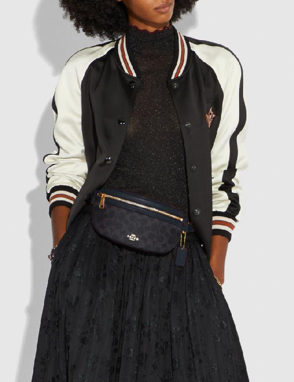 LIMITED EDITION !! COACH BELT BAG IN SIGNATURE WITH REXY BY GUANG YU กลับมาอีกครั้งกับ Coach X Disney สวยงามมากๆค่ะ คาดอก คาดเอวได้ ลาย C ตัดขอบหนังเรียบ มีช่องซิปทั้งหน้า//หลัง ใส่มือถือได้ทุกรุ่น;พาสปอร์ตได้ ;กระเป๋าเงินใบกลางได้;อื่นๆจำเป็นได้ครบค่ะ.