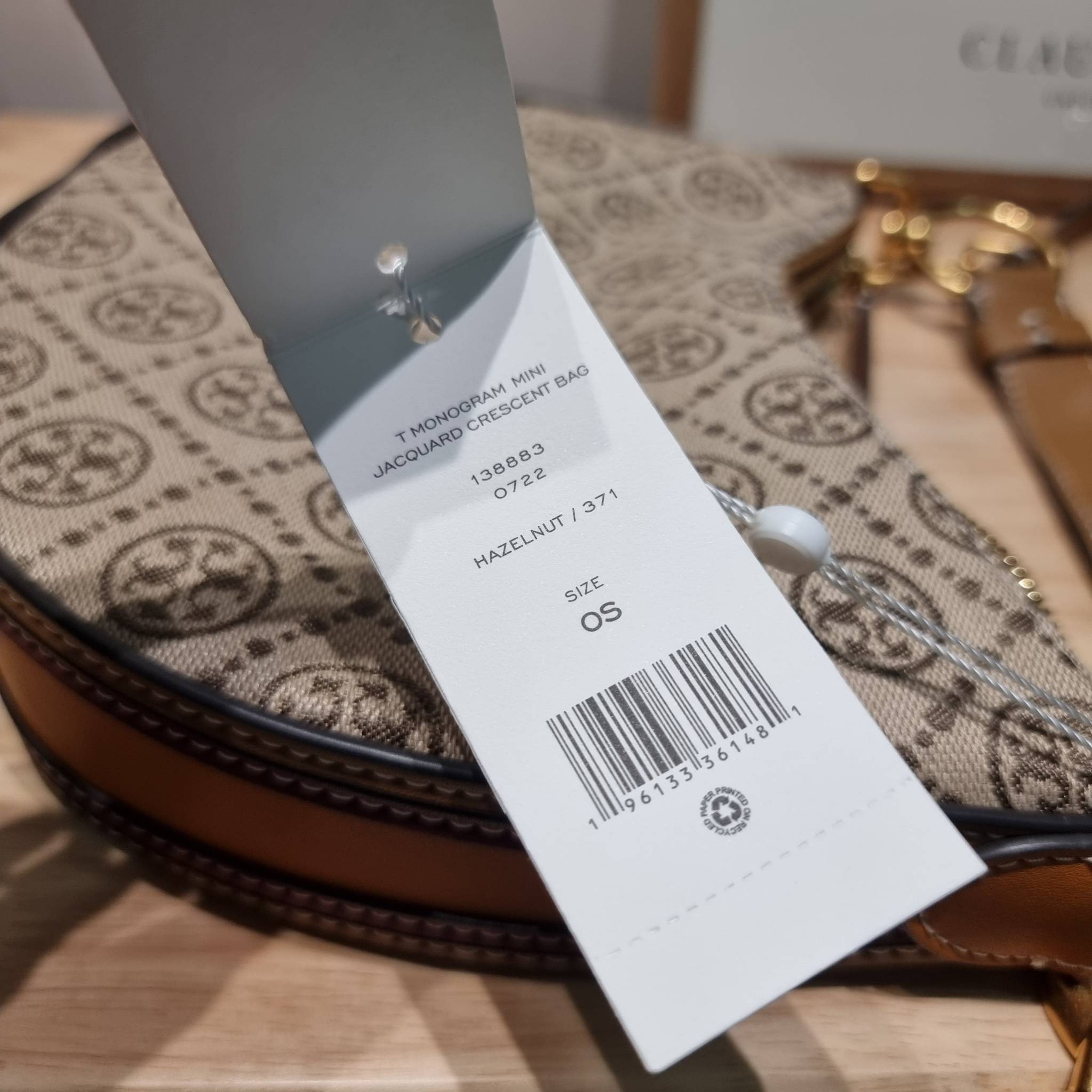 Tory Burch T Monogram Mini Crescent Bag / TORY BURCH T MONOGRAM MINI JACQUARD CRESCENT BAG ร้อนแรงกว่านี้ไม่มีแล้ว กับไอเท็มที่เซเลปรีวิวเยอะมาก!! สาวๆตามหากันไปอีก กระเป๋าทรง half moon ที่ดีไซน์บนผ้า jacquard ลวดลายซิกเนเจอร์ เรียบหรู ผู้ดีมากแม่!