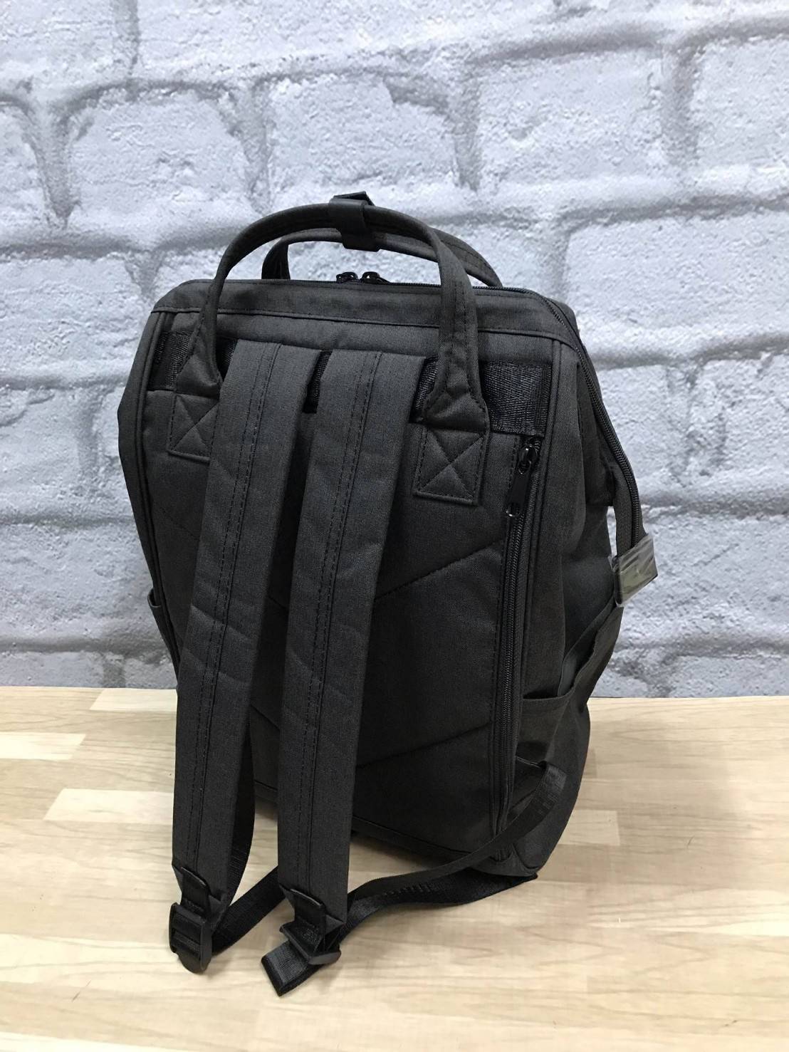 Anello Mottled Polyester Mini Backpack เป้แบรนด์ดังแห่งปี วัสดุ poleyester canvas เนื้อผ้าเรียบหรู และทันสมัย ดีเทลคล้ายรุ่น original ต่างตรงที่ด้านหน้าเป็นงานปักโลโก้สวยงาม และหัวซิป สกรีนโลโก้แบรนด์สีสันเข้ากับตัวกระเป๋า รุ่นชน shop มีหลากสีให้เลือกสรรค