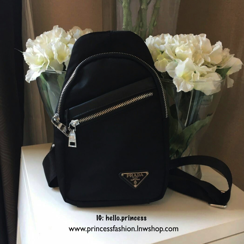 มาใหม่อีกหนึ่งรุ่น Prada เหมาะกับท่านชาย กับกระเป๋าคาดอก ทรงสวย ทรงฮิต วัสดุผ้า NYLON คุณภาพดี กันน้ำ100% ใส่ของได้หลากหลาย ตัวกระเป๋าอะไหล่สีเงิน มาพร้อมซิปด้านหน้ากระเป๋า ใส่ของได้หลากหลาย เพิ่มลุคเท่ในวันชิลๆให้กับคุณผู้ชายที่สุด จะซื้อใช้เองหรือเป็นขอ