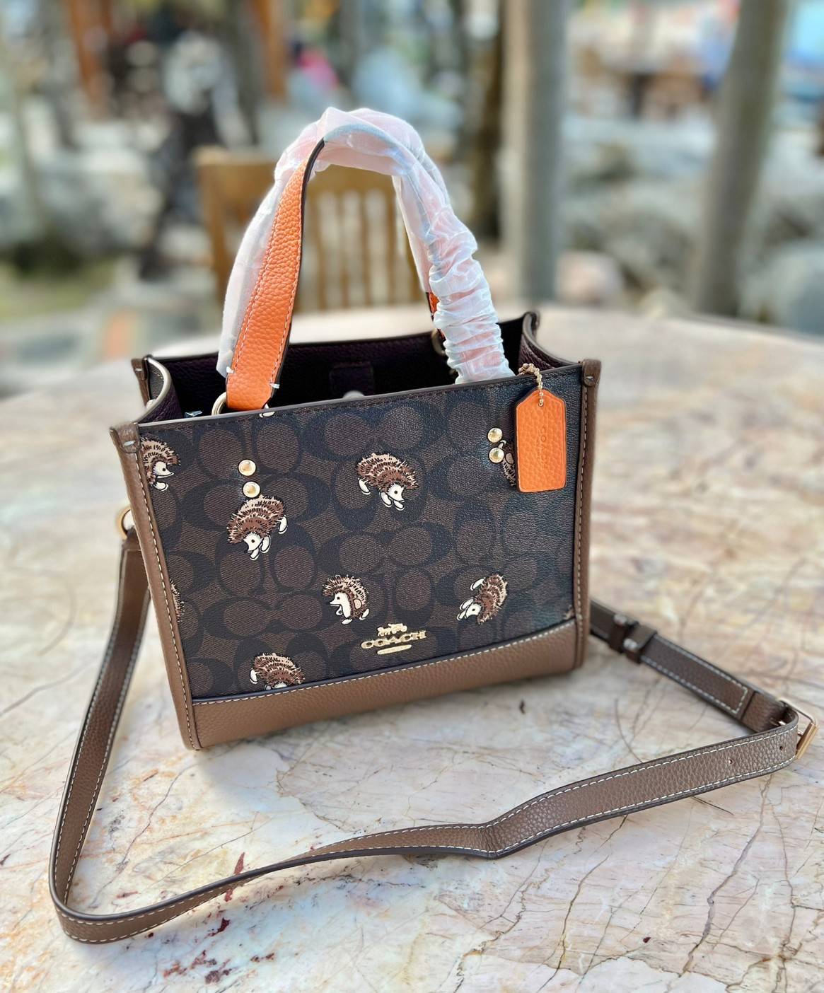 COACH DEMPSEY TOTE IN SIGNATURE CANVAS WITH HEDGEHOG PRINT 🦔 ((CC769)) เม่นเต้นรำ สวย น่ารัก มากๆค่ะ ใหม่กันต่อ ไปสวยกันให้สุดค่ะ! กับกระเป๋าทรงTOTE รุ่นใหม่ล่าสุด 🌟จุดเด่นของรุ่นนี้คือปริ้นท์ลายเม่นเต้นรำทั้งใบ น่ารักน่าเอ็นดูมากๆค่ะ เปิด