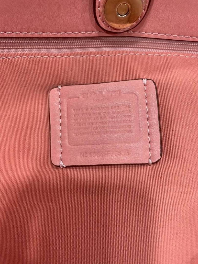 รุ่นยอดนิยม COACH TOWNTOTE IN SIGNATURE CANVAS F76636 กลับใช้ได้ทั้งสองด้าน ใบขนาดใหญ่จุใจ ใส่ของได้เยอะมากกก เป็นรุ่นที่สวยตลอดกาล ควรมีติดตู้ไว้เลยค่าา