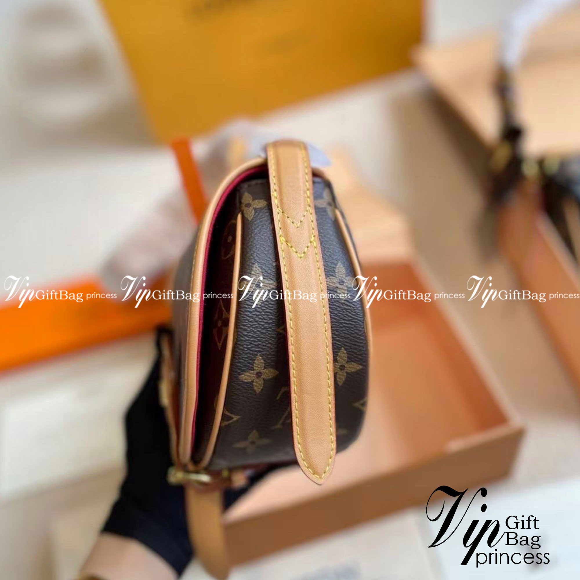 LV Tambourine Monogram Crossbody Bag กระเป๋าสะพายไซส์มินิ น่ารัก คอลเลคชั่นดีไซน์ใหม่ ทรงโค้งมน สวยหรู สายสะพายปรับได้ตามชอบ ราคาดีงามจัดมาให้พร้อม box set ชวนสะสม ห้ามพลาดจ้า