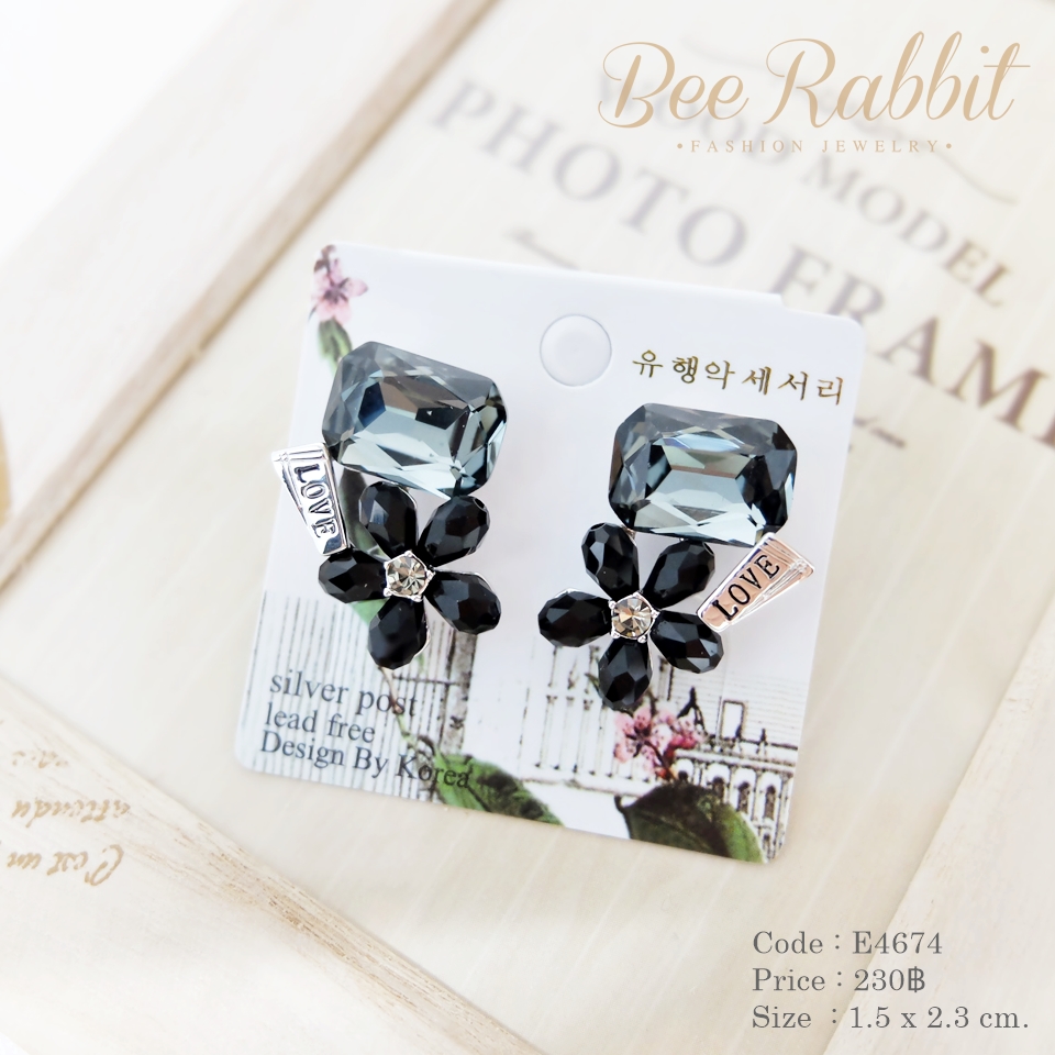 ต่างหูคริสตัลสีเทาเข้ม แต่งดอกไม้ดำ
