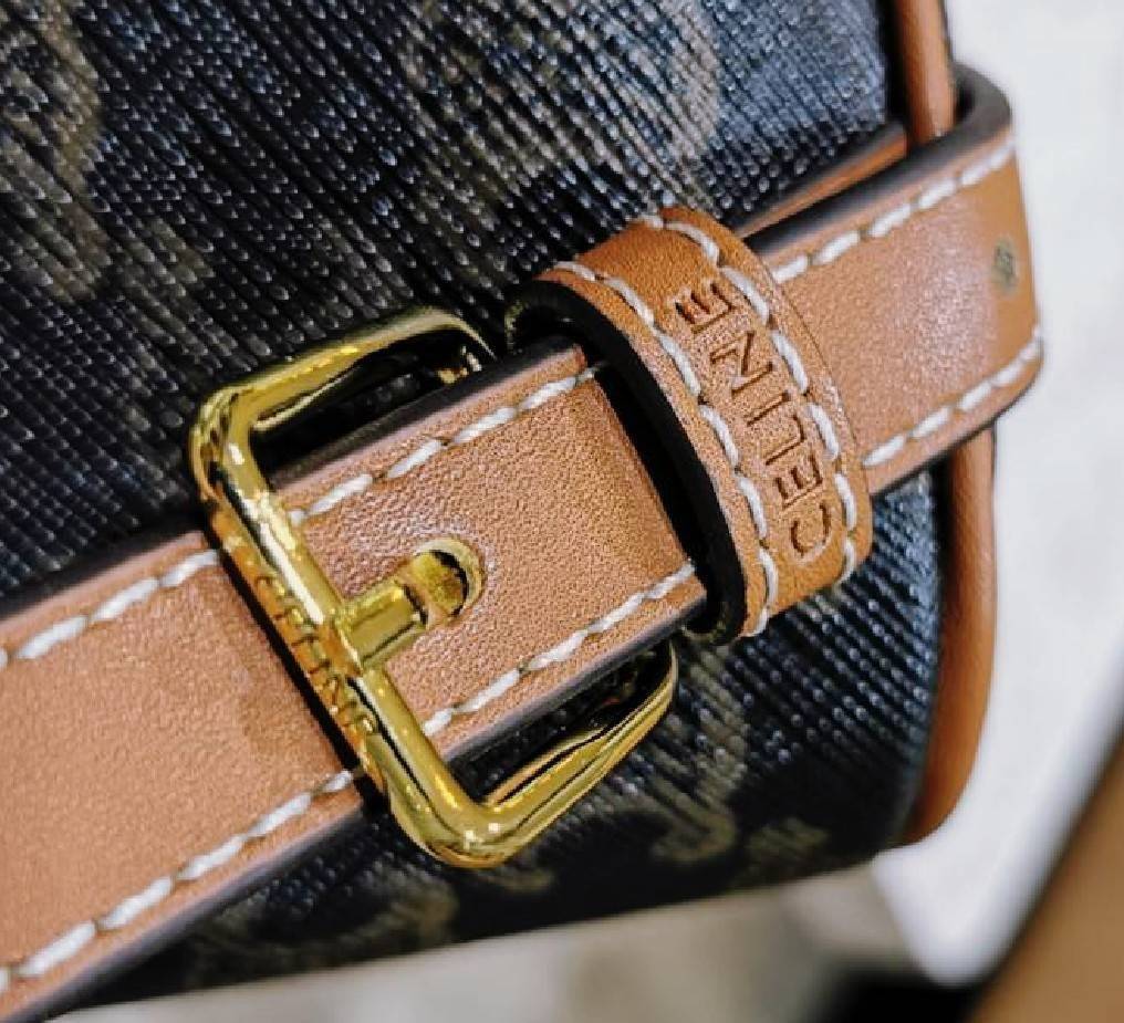 VIP 】CELINE MINI RUCKSACK VIP GIFT WITH PURCHASE (GWP) พรีเมี่ยมกิ๊ฟ Limited Edition จาก CELINE HAUTE PARFUME DUTYFREE COUNTER วัสดุ COATED CANVAS หนังสวยหรูอยู่ทรงกันน้ำเปิดปิดด้วยฝาปิด Belt มีโลโก้แบรนด์และสายรัด Drawstring ภายในโล่งสามารถใส่กระเป๋าสตาง