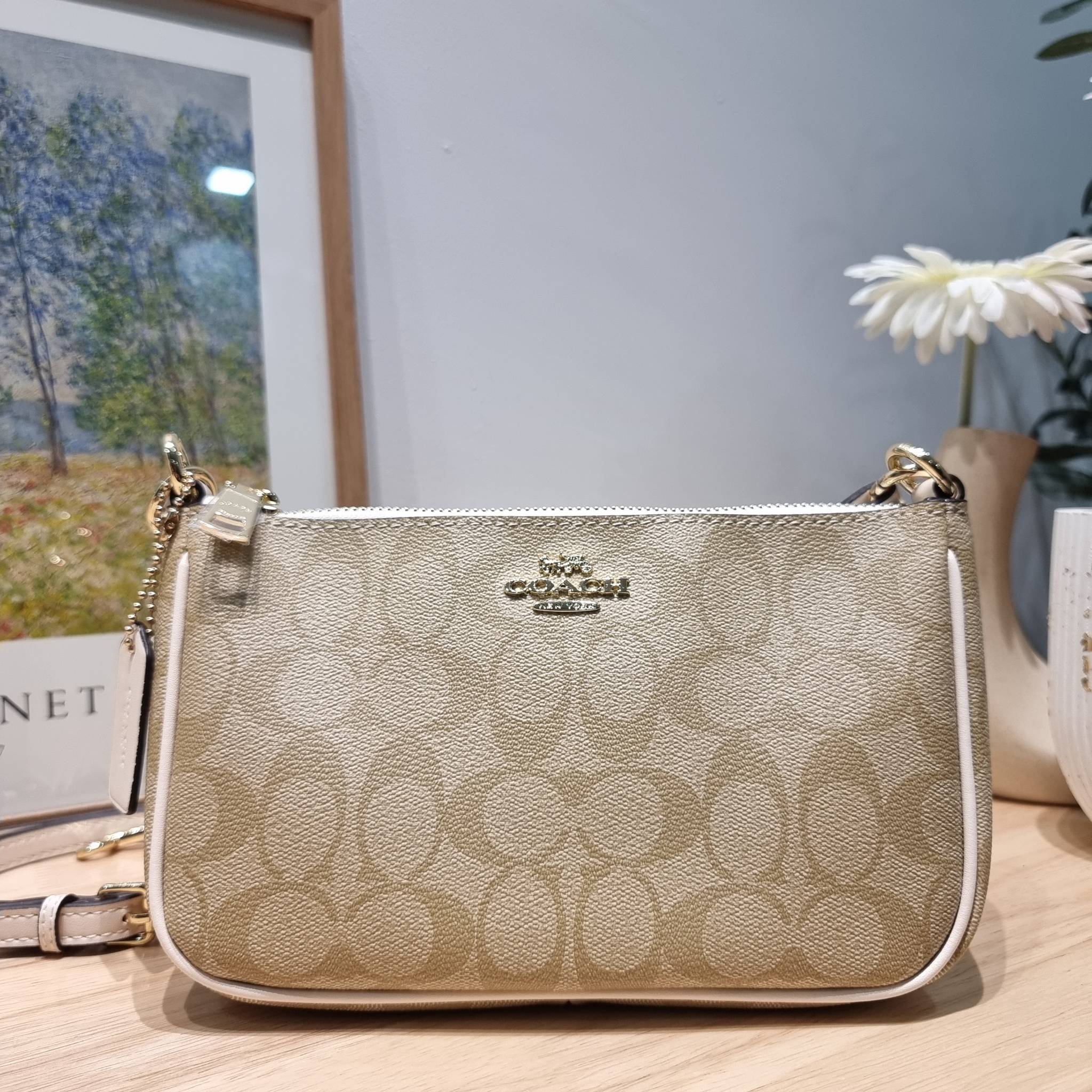 COACH TOP HANDLE POUCH F58321 พร้อมส่ง 9 สี กระเป๋าทรงพอช ยอดฮิต ยกขึ้นแท่น ด้วยดีไซน์ที่ออกมาให้ใช้งานได้ง่าย ขนาดกำลังเหมาะ