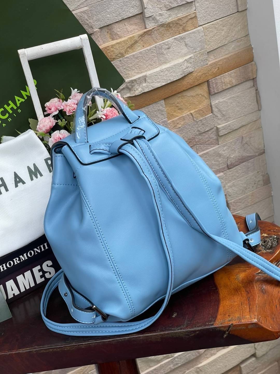 Longchamp Le Pliage Cuir Xs Leather Backpack แบรนด์ติดเทรนด์ตลอดไม่เคยเปลี่ยนกับ ทรง Le Pliage Cuir หนึ่งในตระกูลกระเป๋าสุดไอคอนิกจากแบรนด์ เมื่อรุ่น Le Pliage Cuir ในรูปแบบของหนังแกะ Metis ได้ถือกำเนิดขึ้นในปี 2012 เป้ที่มีการจัดการปรับดีไซน์ให้มีขนาดกำล