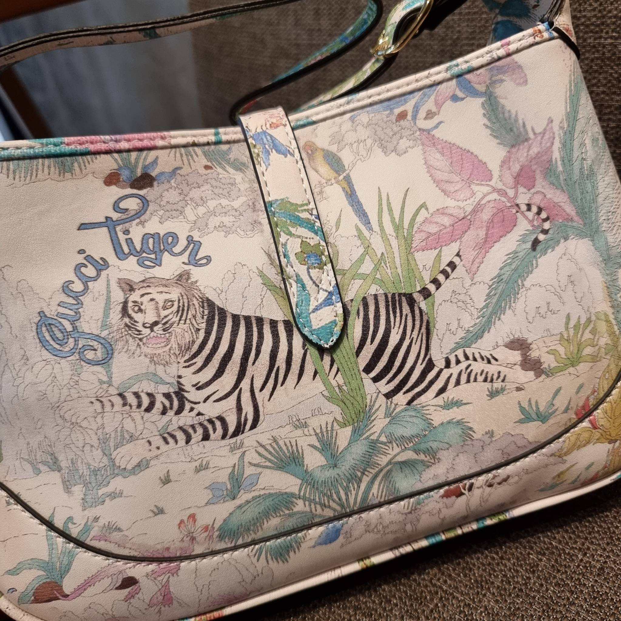 GUCCI SHOULDER BAG โปรเจคฉลองปีเสือ ปังฉุดไม่อยู่!! คอลเลคชั่นยอดฮิต GC multi bag ไซส์ใหญ่น่าสะพาย ดีไซน์ลวดลายชิคมากๆ!! โดดเด่นไม่ซ้ำใคร กับกระเป๋าสะพายวีไอพี พรีเมี้ยมกิ๊ฟที่จะทำให้หลงรักกันไปแบบสุดๆ มีดีเทลแฝงความหรูในตัว วัสดุหนังสังเคราะห์พรินท์ลายคม