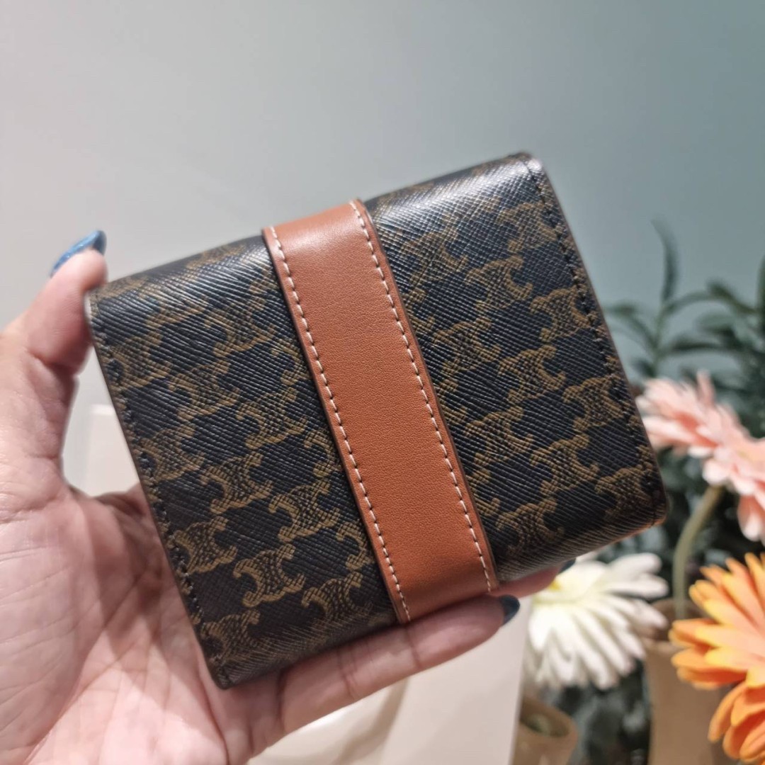 Celine small trifold wallet กระเป๋าสตางค์ดีไซน์สุดคลาสสิค วินเทจ เรียบง่ายแต่หรูหรา และยังมาพร้อมกับสายโซ่ สำหรับคล้องสะพายข้าง สะพายไหล่ได้ เริ่ดเว่อร์!