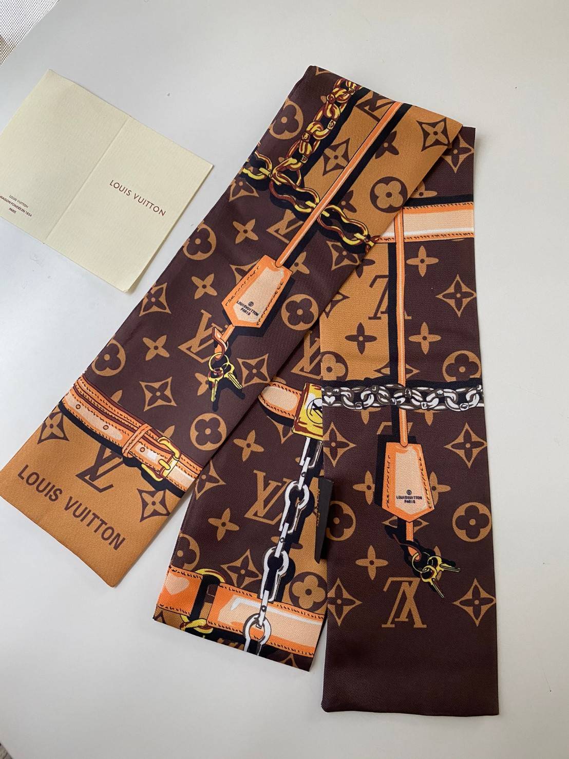 พรีเมี่ยมกิ๊ฟแท้ 100% 】พร้อมส่งที่ไทยที่นี่ที่เดียว CHANEL & LOUIS VUITTON TWILLY SCARF SILK ใช้งานได้อเนกประสงค์ หลากหลายตามไอเดีย