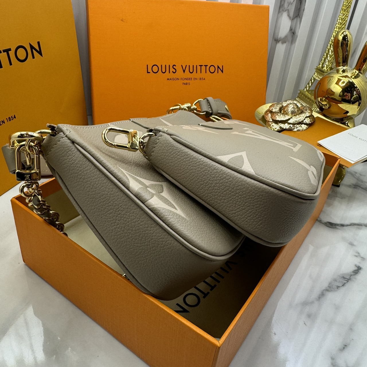 LV Multi Pochette Accessoires Bag กระเป๋าทรงพอช รุ่นใหม่ล่าสุด งานหนังแท้ สวยงามเลอค่า ตามแบบฉบับแบรนด์ ปั้มลายคมชัด มาเป็นเซ็ท 2 ใบ ใช้งานง่าย