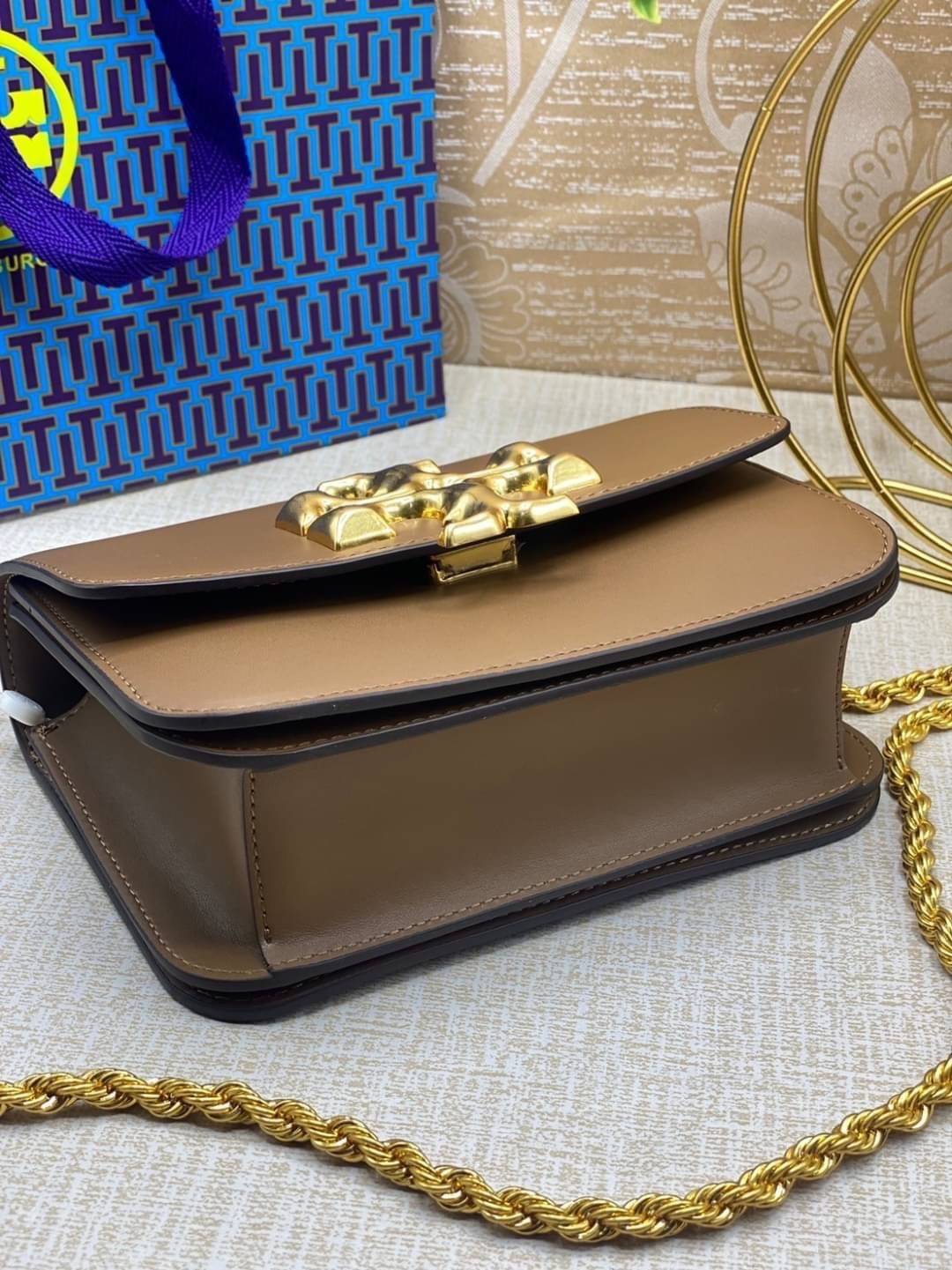 Tory Burch Eleanor Medium Convertible Shoulder Bag / Tory Burch 75003 ฮอตไอเท็ม รุ่นนี้ขายดีขายหมด สวยหรู คุณหนู ผู้ดี!! หายากมากแล้วน้า กระเป๋าสะพายข้าง ดีไซน์อยู่ทรง ขนาดกำลังสะดวกใช้สำหรับสาว เปิด-ปิดด้วยแถบแม่เหล็ก ภายในแบ่งสัดส่วนได้เป็นอย่างดี