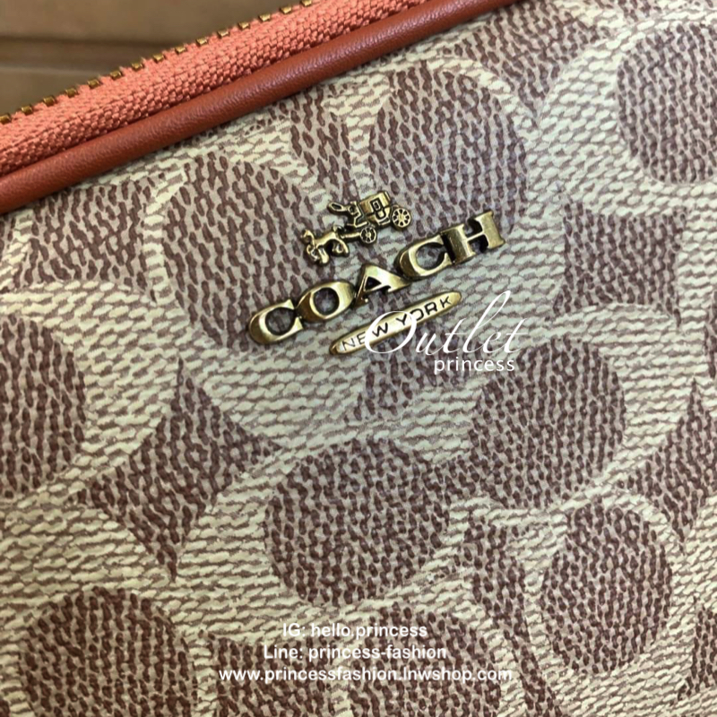 COACH CROSSBODY CLUTCH IN SIGNATURE BAG 💋รุ่นฮิต+สีหายากค่ะ!! กระเป๋าสะพาย+คล้องมือได้ วัสดุหนังแท้ผสมpvcค่ะ มีช่องซิปคู่ ภายในช่องใส่มือถือได้ทุกรุ่น;กระเป๋าเงินใบสั้นได้ ใส่ของจำเป็นสาวๆได้ครบค่ะ มีช่องเสียบบัตร2ช่อง และช่องโล่งให้ใส่ของจุกจิกค่