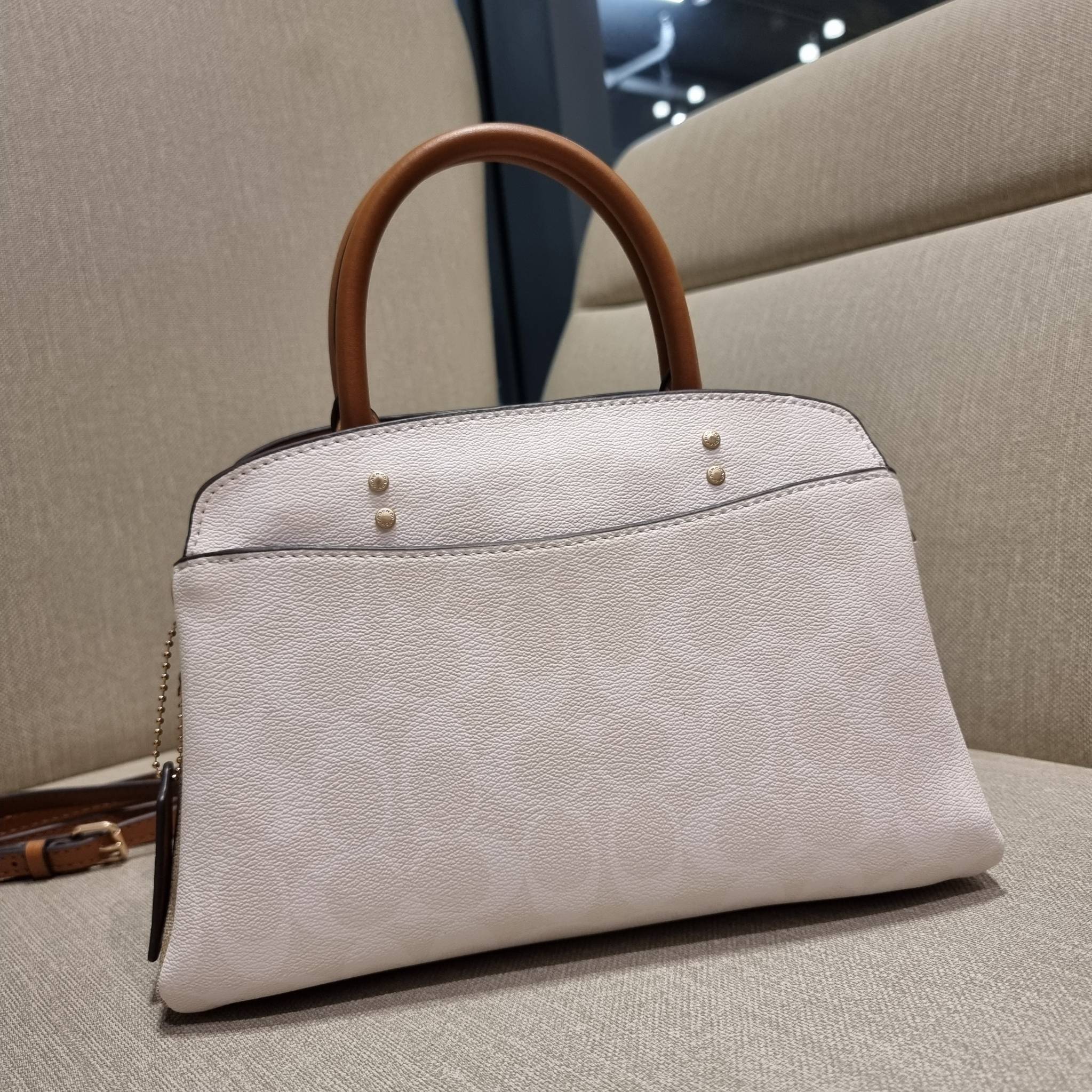 COACH C627 MINI LILLIE CARRYALL IN BLOCKED SIGNATURE CANVAS สีใหม่ล่าสุด กับรุ่นที่สุดของความขายดี คอลยอดฮิตโทนสีลูกคุณ!! กระเป๋าสะพายทรงสวย ที่ดีไซน์ออกมาให้ใช้งานง่าย สะดวก สวย หรู ดูดี!! วัสดุหนังแคนวาสเคลือบลาย มาพร้อมสายสะพายข้างและหูจับในตัว ถอดออกถ