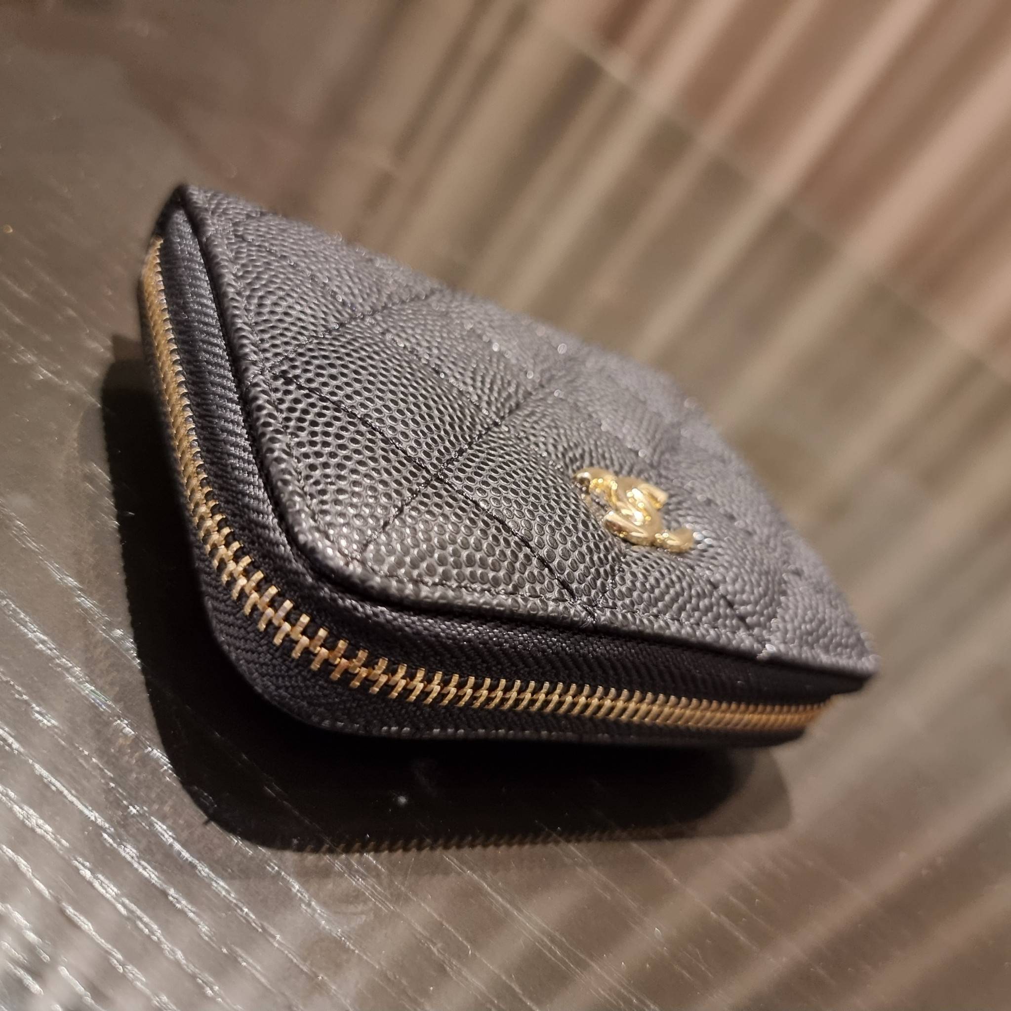 กระเป๋าสตางค์ใบสั้นรุ่นซิปรอบ จาก Chanel เรียบหรู ดูไฮน์ วัสดุหนังสังเคราะห์ลายคาร์เวีย ด้านในเป็นหนังซาฟเฟียโน่ เปิด-ปิดด้วยซิป รูดใช้งานง่าย ภายในกระเป๋ามีช่องใส่บัตร ใส่ธนบัตรได้ (แบบพับ) ดีไซน์เรียบหรูตามสไตล์ ใช้แล้วเฮง ใช้แล้วรวย จัดเลยจ้าา 🥰