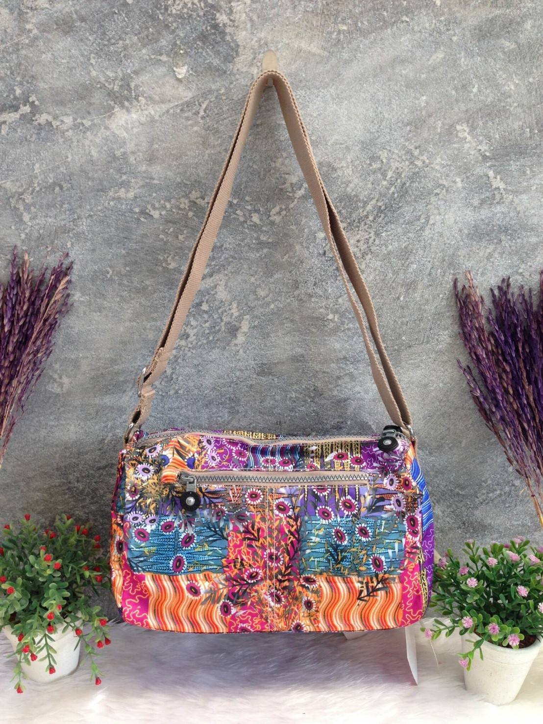 🎄กระเป๋าสะพาย KIPLING รุ่น Reth วัสดุไนล่อนคุณภาพดี มาพร้อมดีไซน์ทันสมัย และสามารถใช้งานได้อย่างดี เข้ากับทุกการแต่งตัว โดดเด่นด้วยพื้นที่ภายในและช่องต่างๆ ที่ให้คุณจัดเก็บของสำคัญได้ครบถ้วน ไม่ว่าจะเป็นมือถือ ปากกา หรือไอเท็มจำเป็นของคุณ สายสามาร