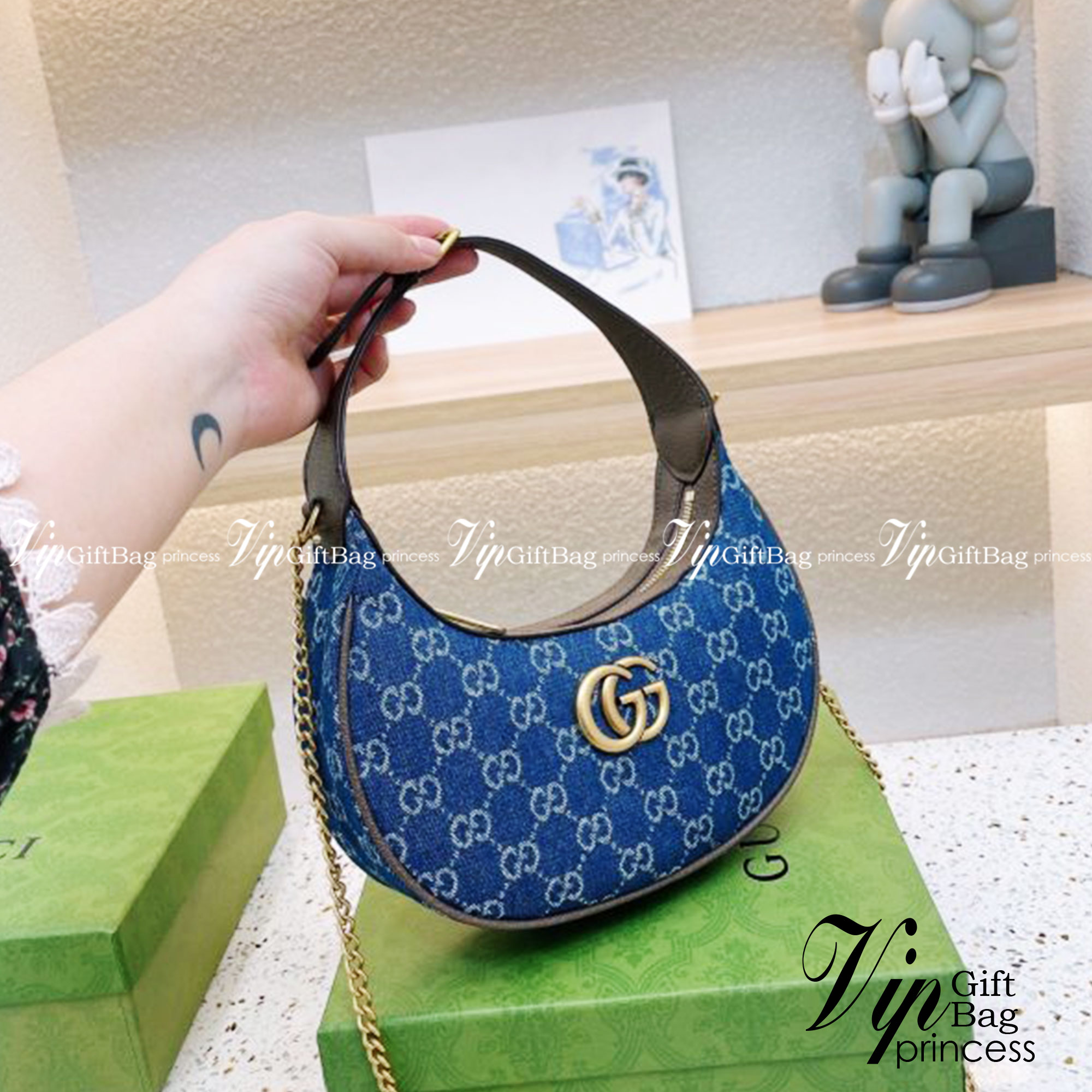 Gucci GG Marmont half-moon-shaped mini bag กระเป๋าคล้องไหล่ ความตัวแม่สายแฟชั่น ต้องกระเป๋าทรงจันทร์เสี้ยวแบบสับค่ะ! ความโค้งมนใช้งานง่าย เอามาสะพายก็คือชนะเลิศไปเลย ภาพถ่ายจากงานขายจริง ใช้งานต่างประเทศได้