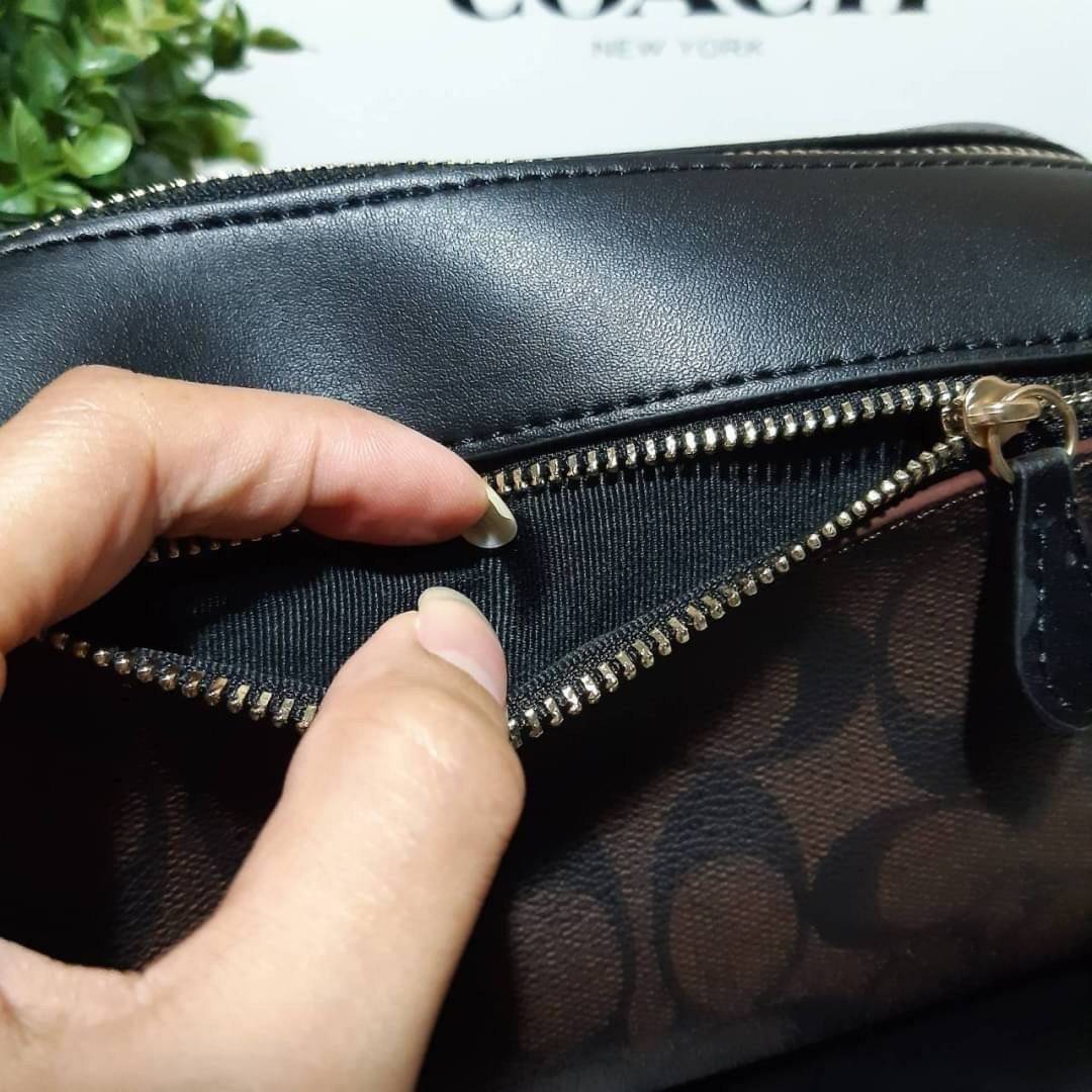 COACH BENNETT CROSSBODY IN SIGNATURE CANVAS กระเป๋าสะพายข้าง รุ่นหมอนไร้หูในตำนาน!! คัมแบคจ้า กลายเป็นรุ่นที่ตามหากันไปแล้วน้า ด้วยทรงที่คลาสสิค บวกดีไซน์เรียบแต่แฝงความหรู ใครๆก็หลงรักแหละ!! ดูออก!! วัสดุหนังแคนวาสเคลือบคุณภาพดี เปิด-ปิดด้วยซิป มาพร้อมสา