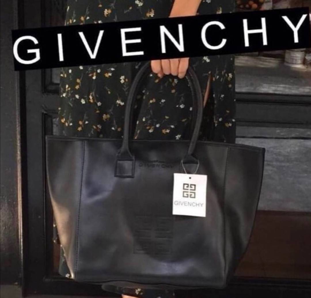 Givenchy Black Soft Leather Shoulder Handbags (Limited edition) กระเป๋าถือหรือสะพายพรีเมี่ยมของเเท้จาก "Givenchy Perfume Counter" วัสดุหนังนิ่มเรียบสีดำด้านหน้าปั้มโลโก้แบรนด์ GV ภายใน Polyester 100% สีดำสกรีนโลโก้สวยดูดี เปิดปิดด้วยกระดุมแม่เหล