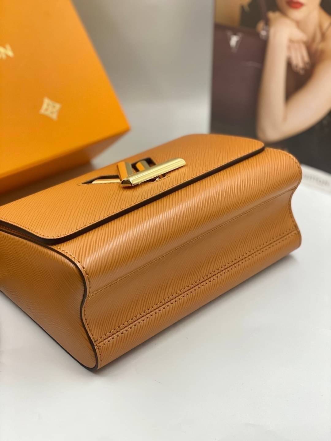 หนังแท้ LOUIS VUITTON Epi Twist Shoulder Bag MM พร้อมส่งที่ไทย เกรดออรินอลงานหนังแท้ทั้งใบ ภาพสินค้าถ่ายจากงานขายจริง ใช้งานต่างประเทศได้